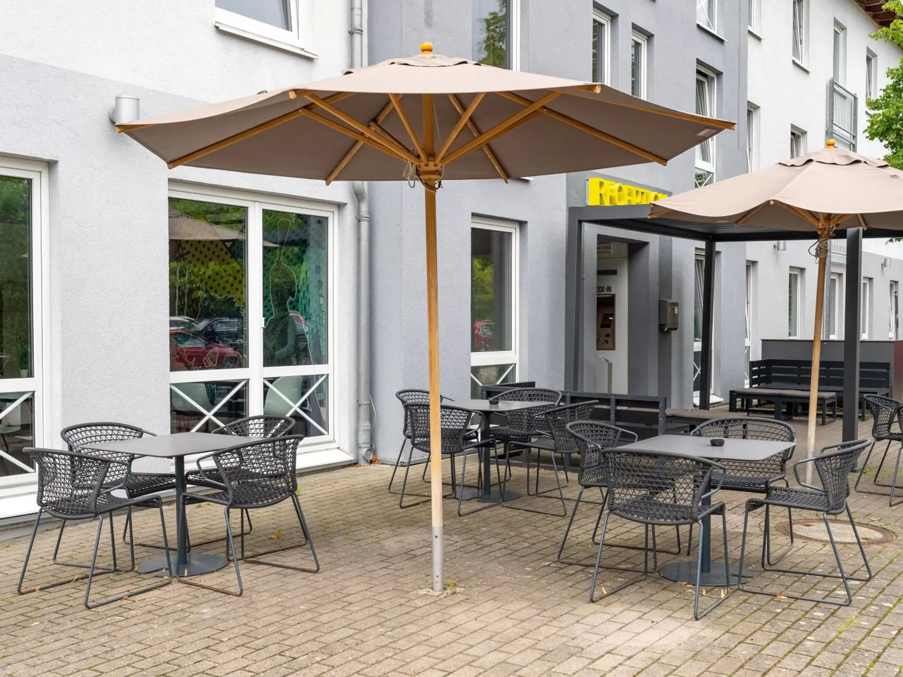Balcony/Terrace, Restaurant/Places to Eat in B&B Hotel Hannover-Lahe