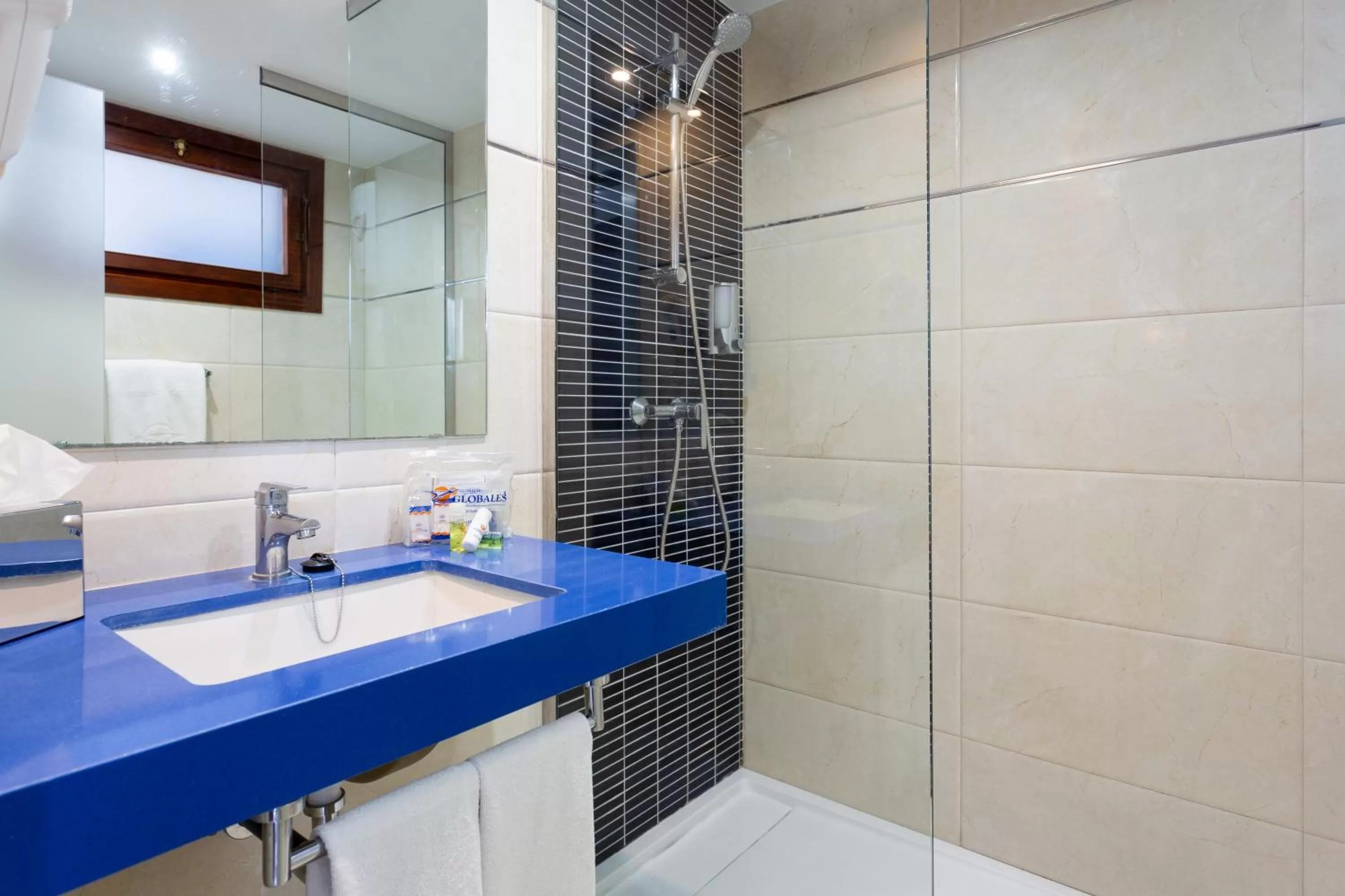 Bathroom in Globales Tamaimo Tropical