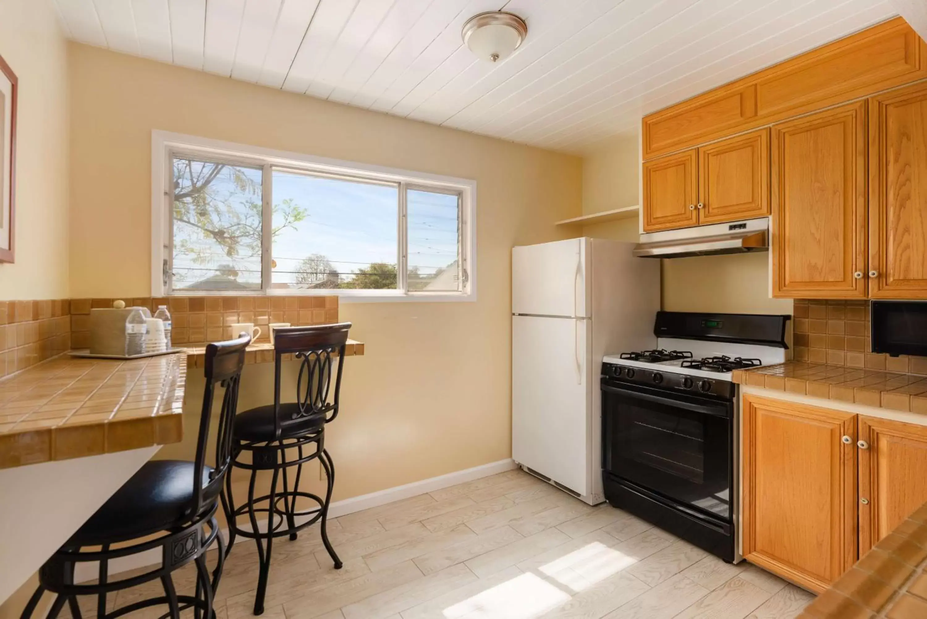 Photo of the whole room, Kitchen/Kitchenette in Best Western Plus Santa Barbara