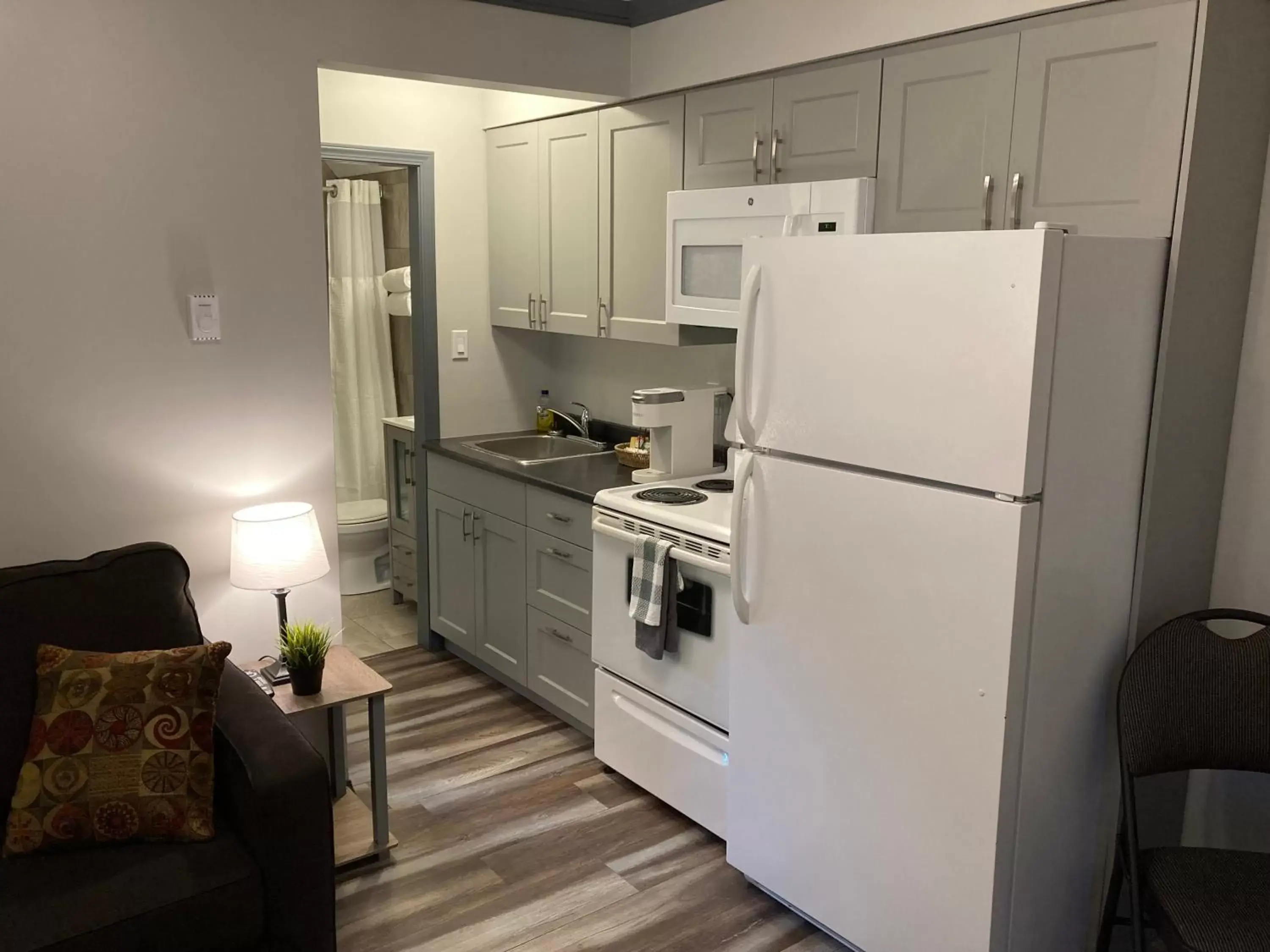 Kitchen or kitchenette, Kitchen/Kitchenette in Lakeside Villa Inn & Suites