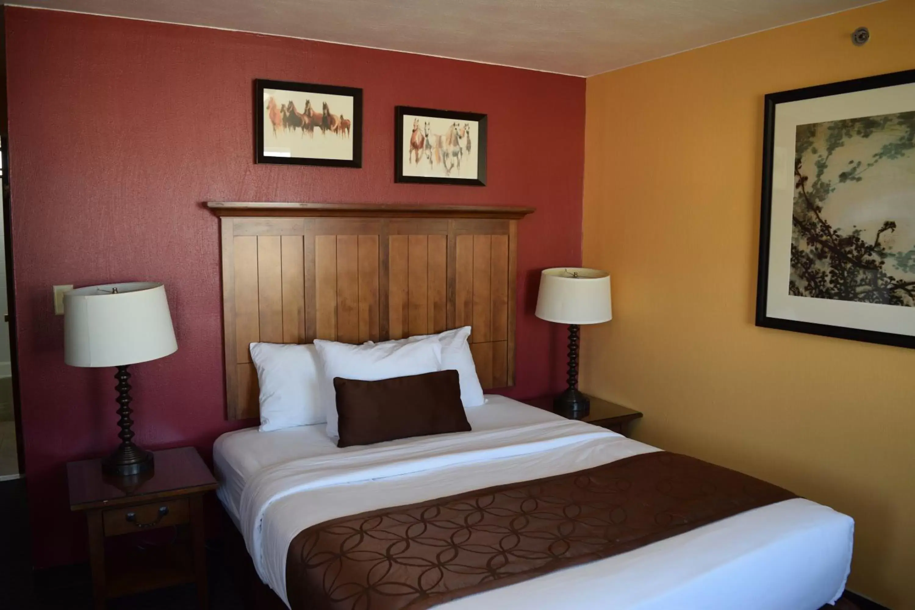 Bedroom, Bed in Royal Victorian Motel