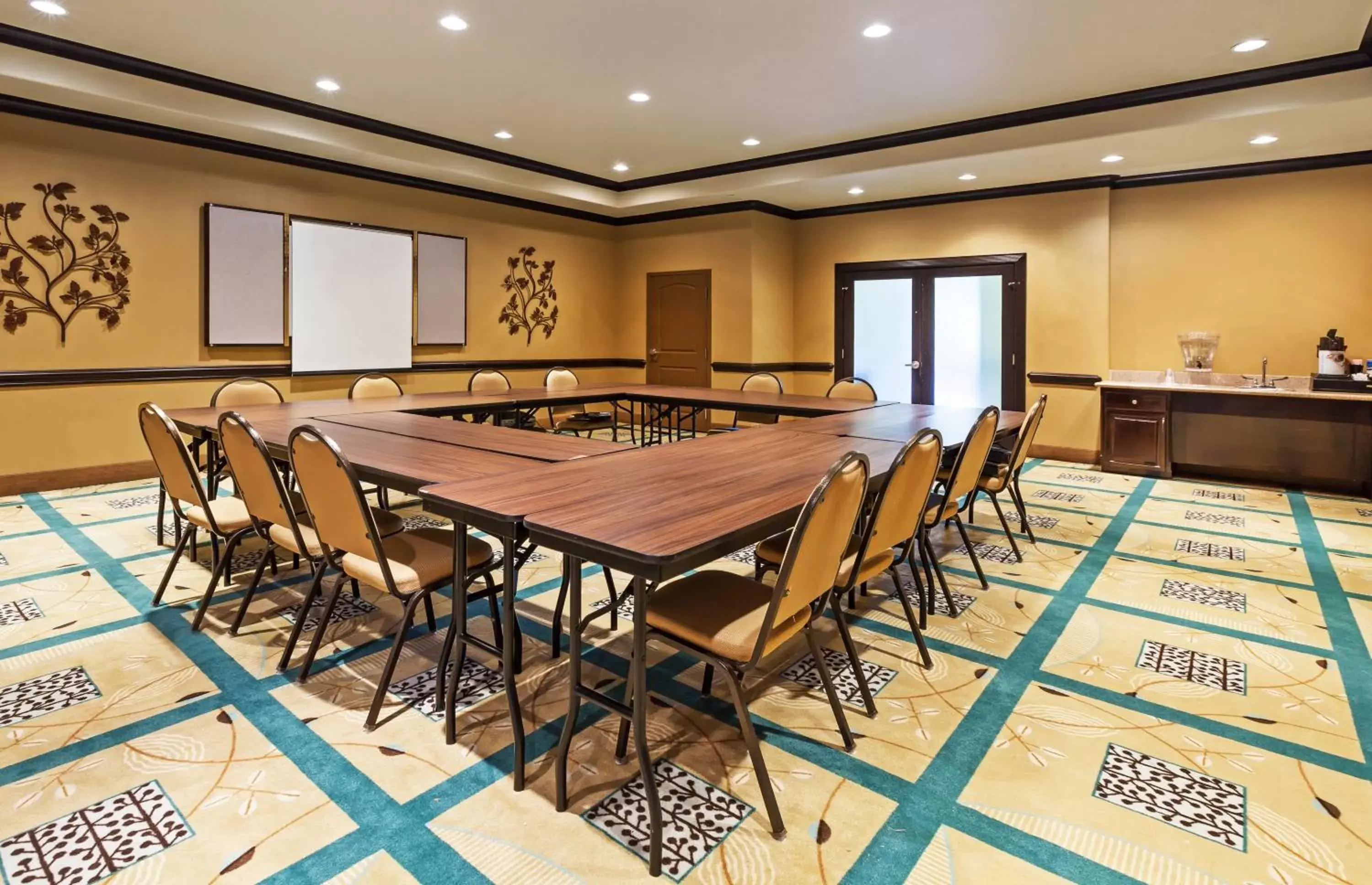 Meeting/conference room in Holiday Inn Express & Suites Victoria, an IHG Hotel
