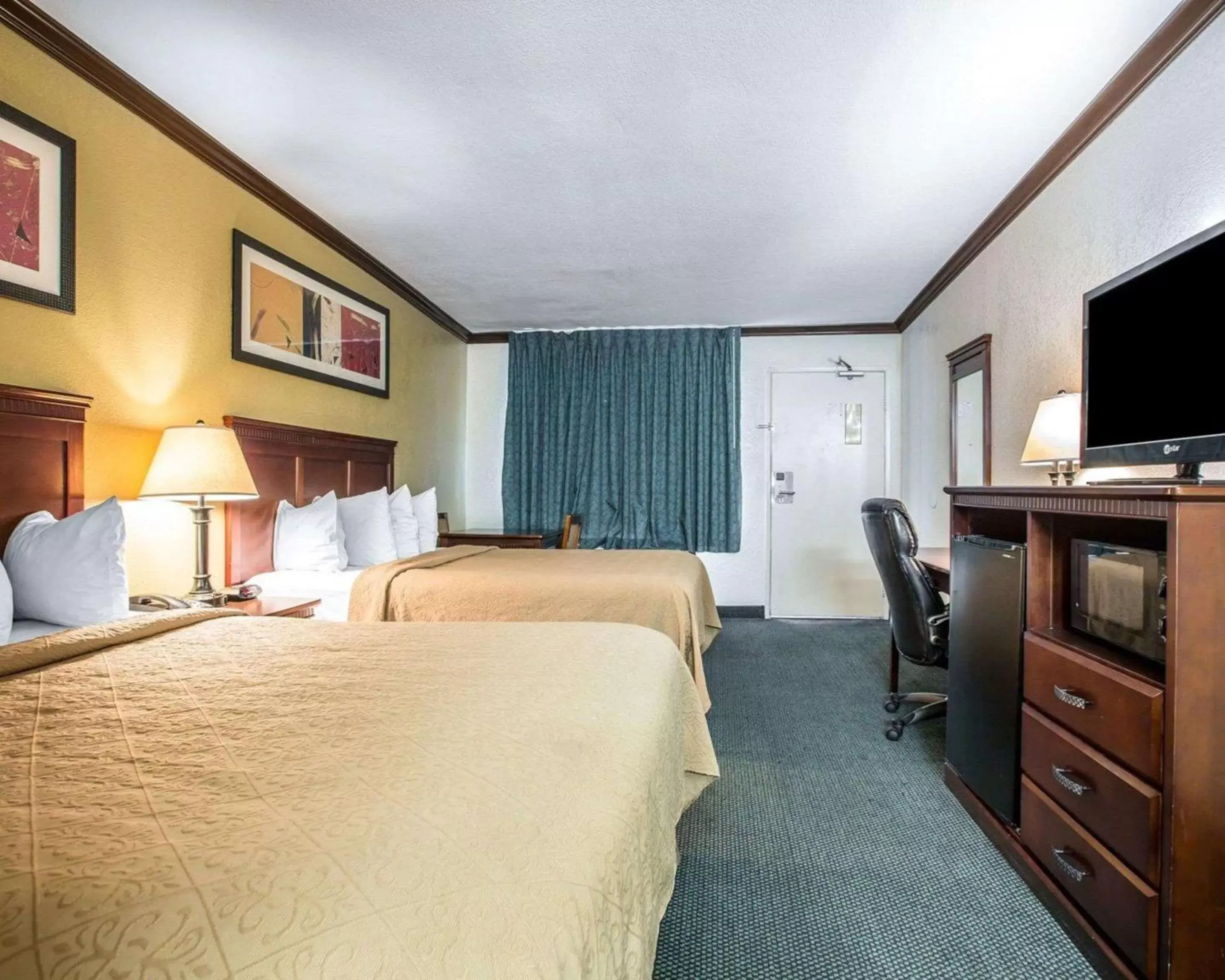 Photo of the whole room, Bed in Quality Inn San Diego I-5 Naval Base Photo of the whole room, Bed in Quality Inn San Diego I-5 Naval Base