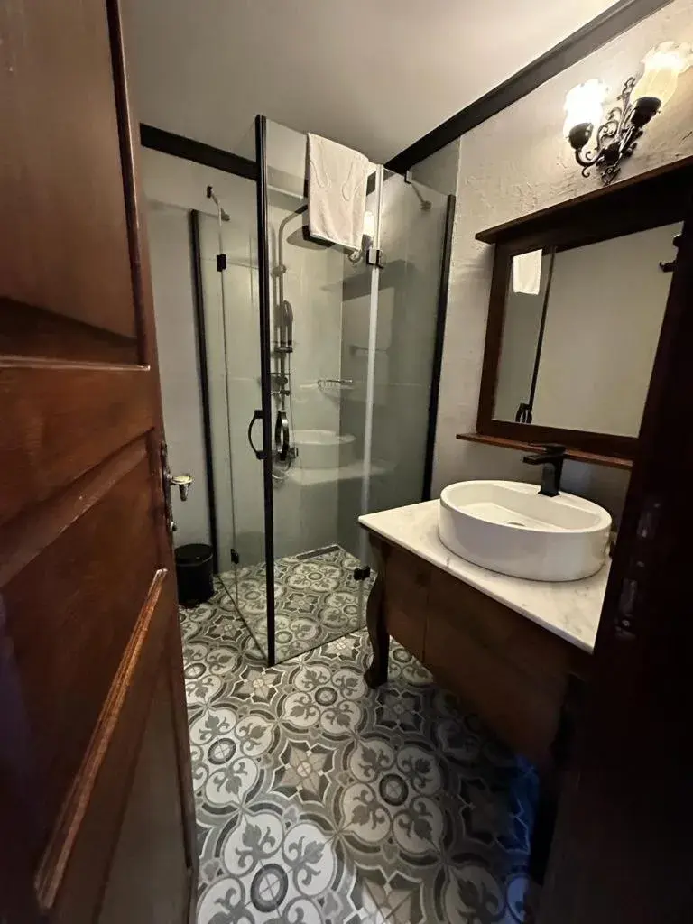 Shower, Bathroom in Hotel Berke Ranch&Nature
