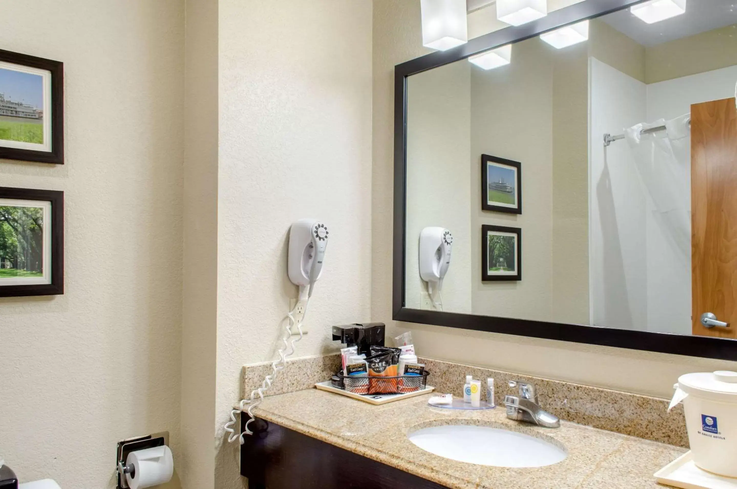 Bedroom, Bathroom in Comfort Inn & Suites Covington - Mandeville