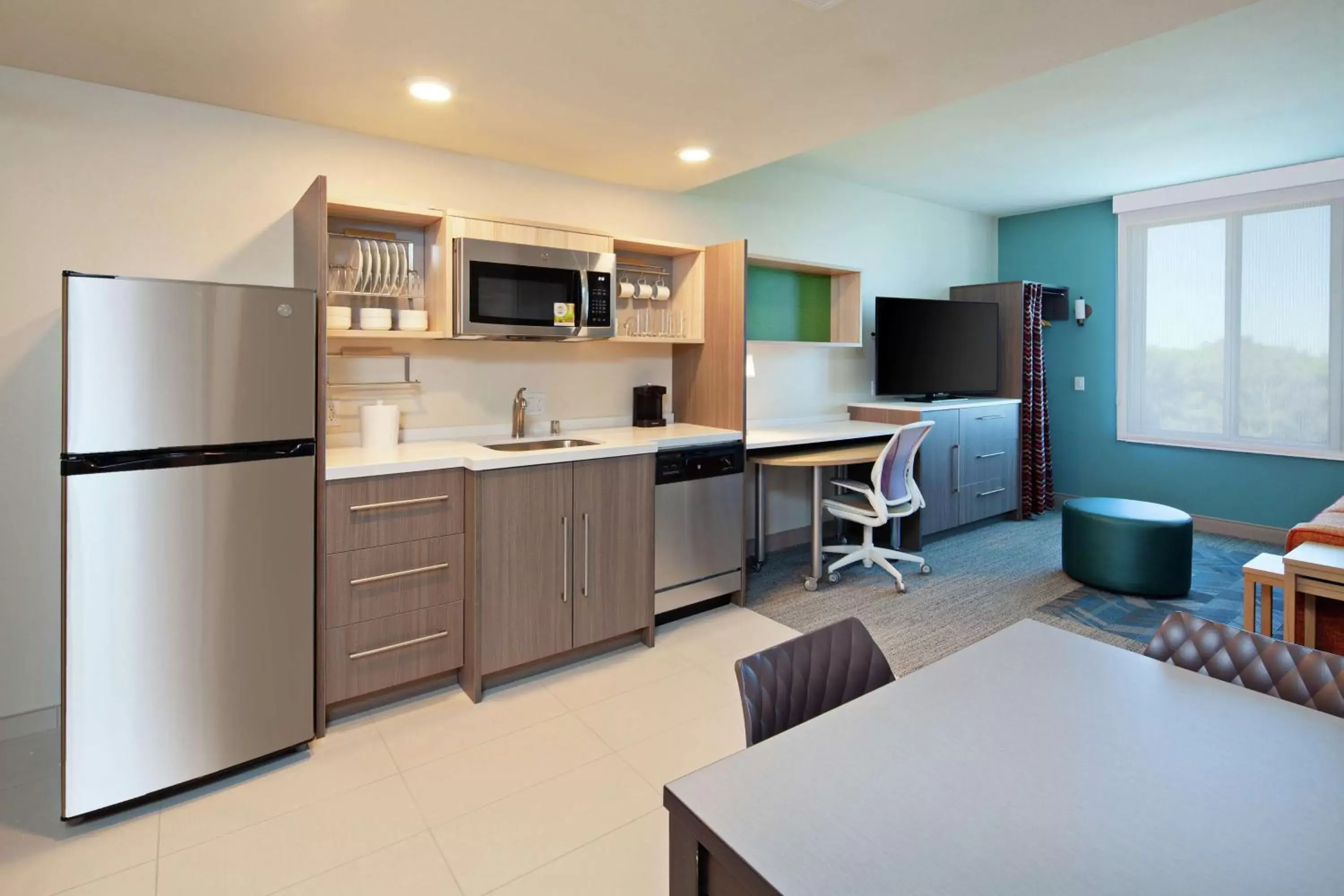 Bedroom, Kitchen/Kitchenette in Home2 Suites By Hilton Alameda Oakland Airport