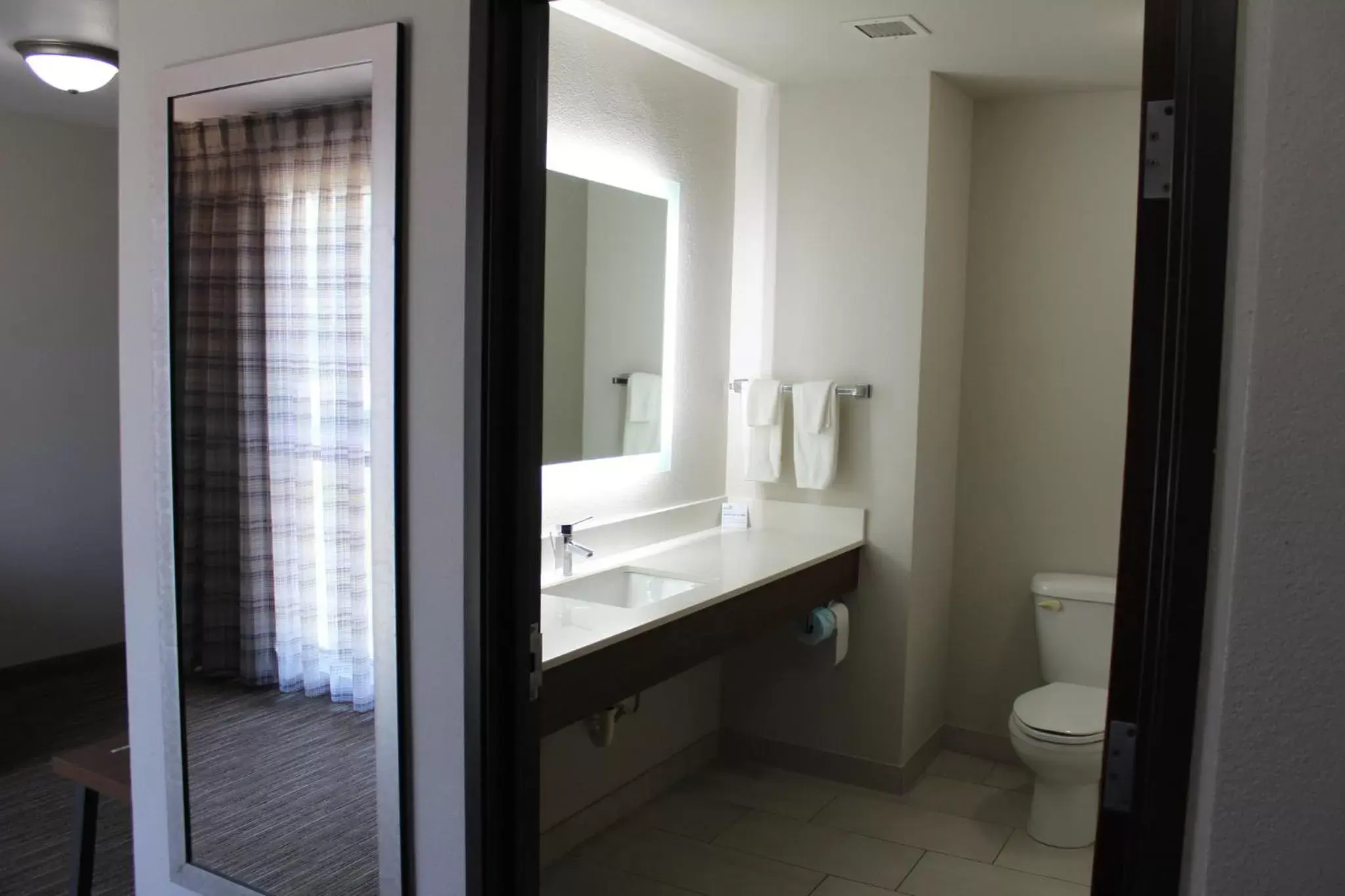 Photo of the whole room, Bathroom in Holiday Inn Express Ponca City, an IHG Hotel