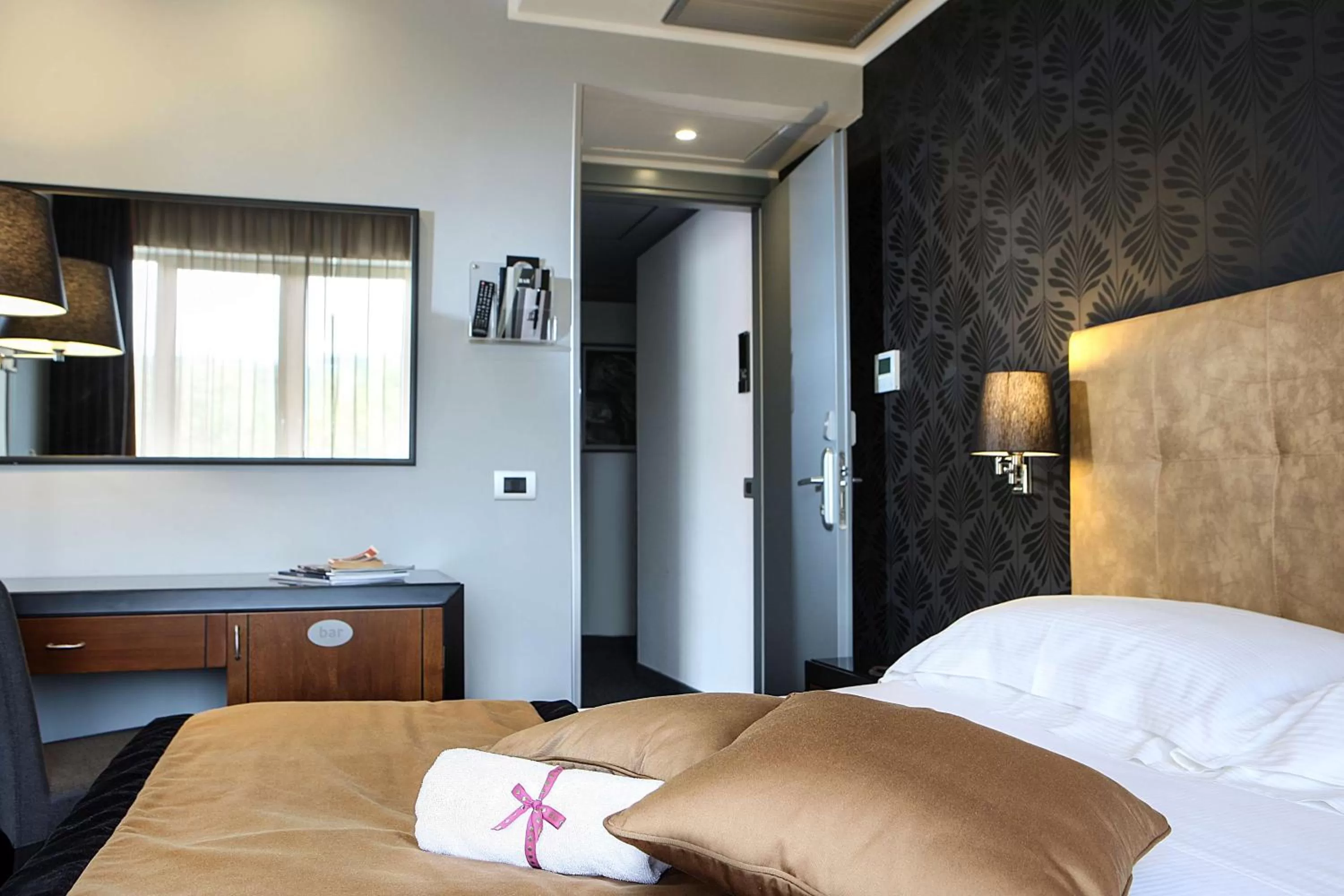 Photo of the whole room, Bed in Best Western JFK Hotel