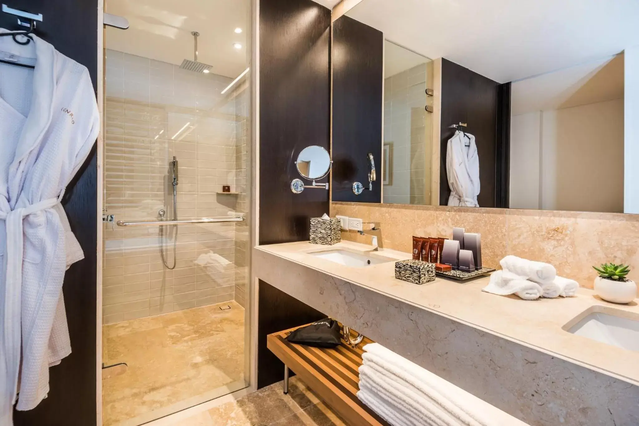 Shower, Bathroom in Dreams Karibana Cartagena Golf & Spa Resort