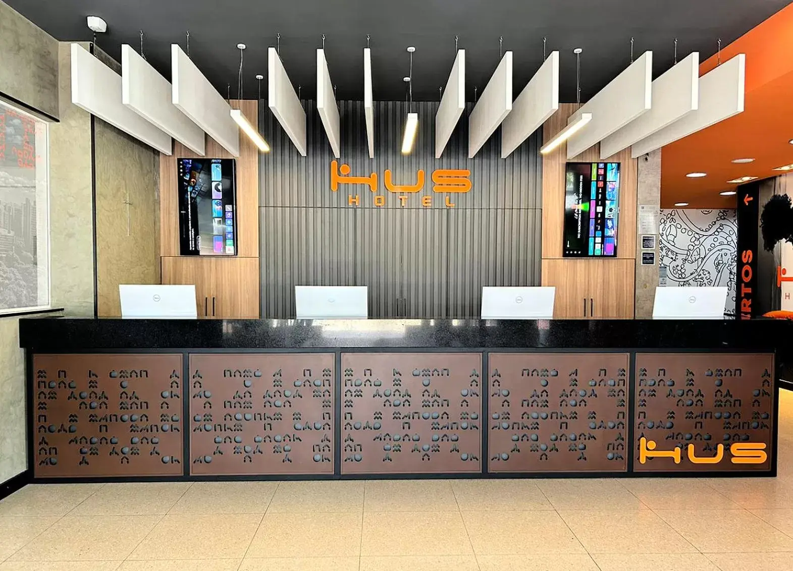 Facade/entrance, Lobby/Reception in Ibis Budget Maringa