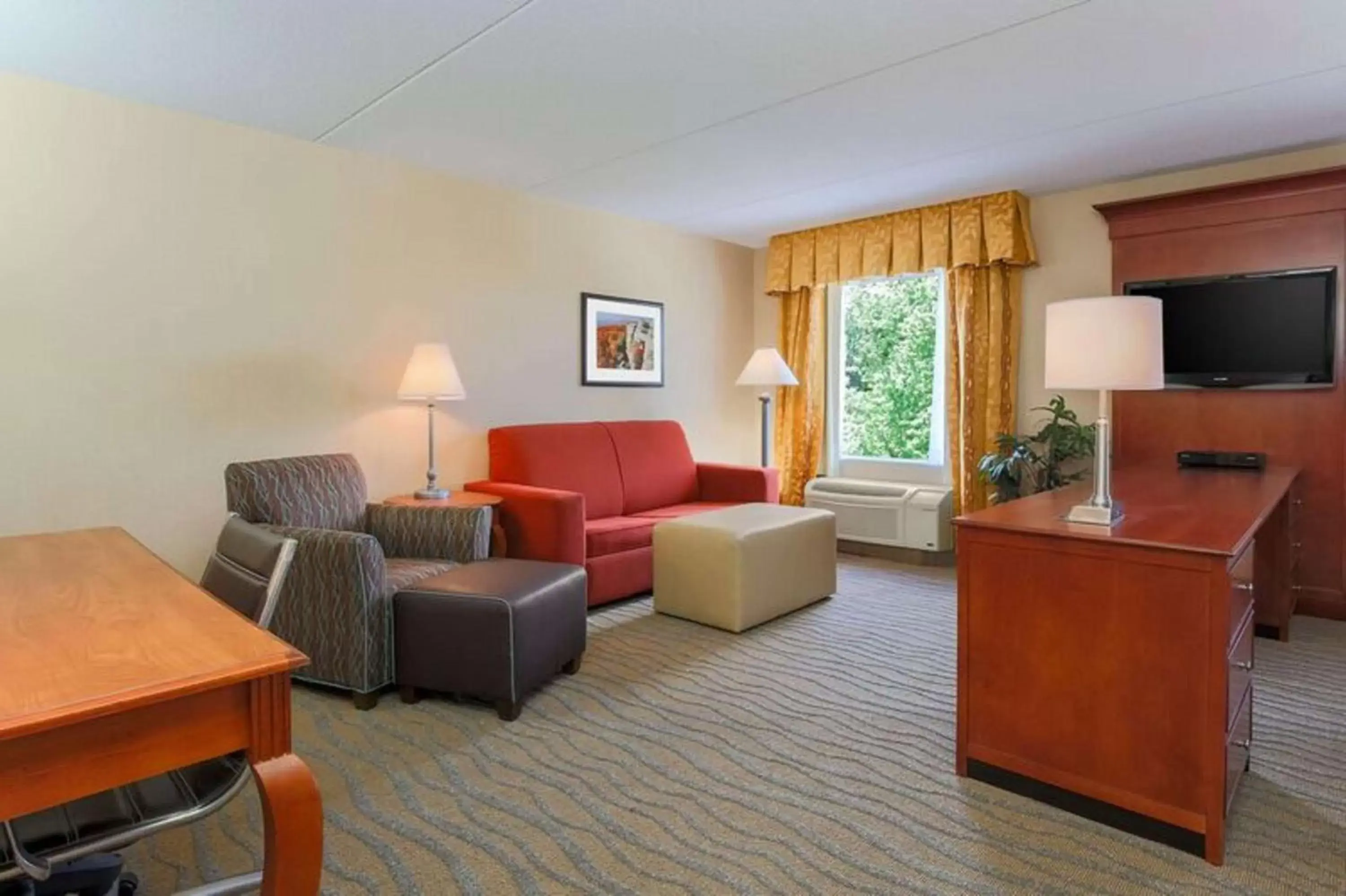 Bed, Seating Area in Hampton Inn & Suites Poughkeepsie