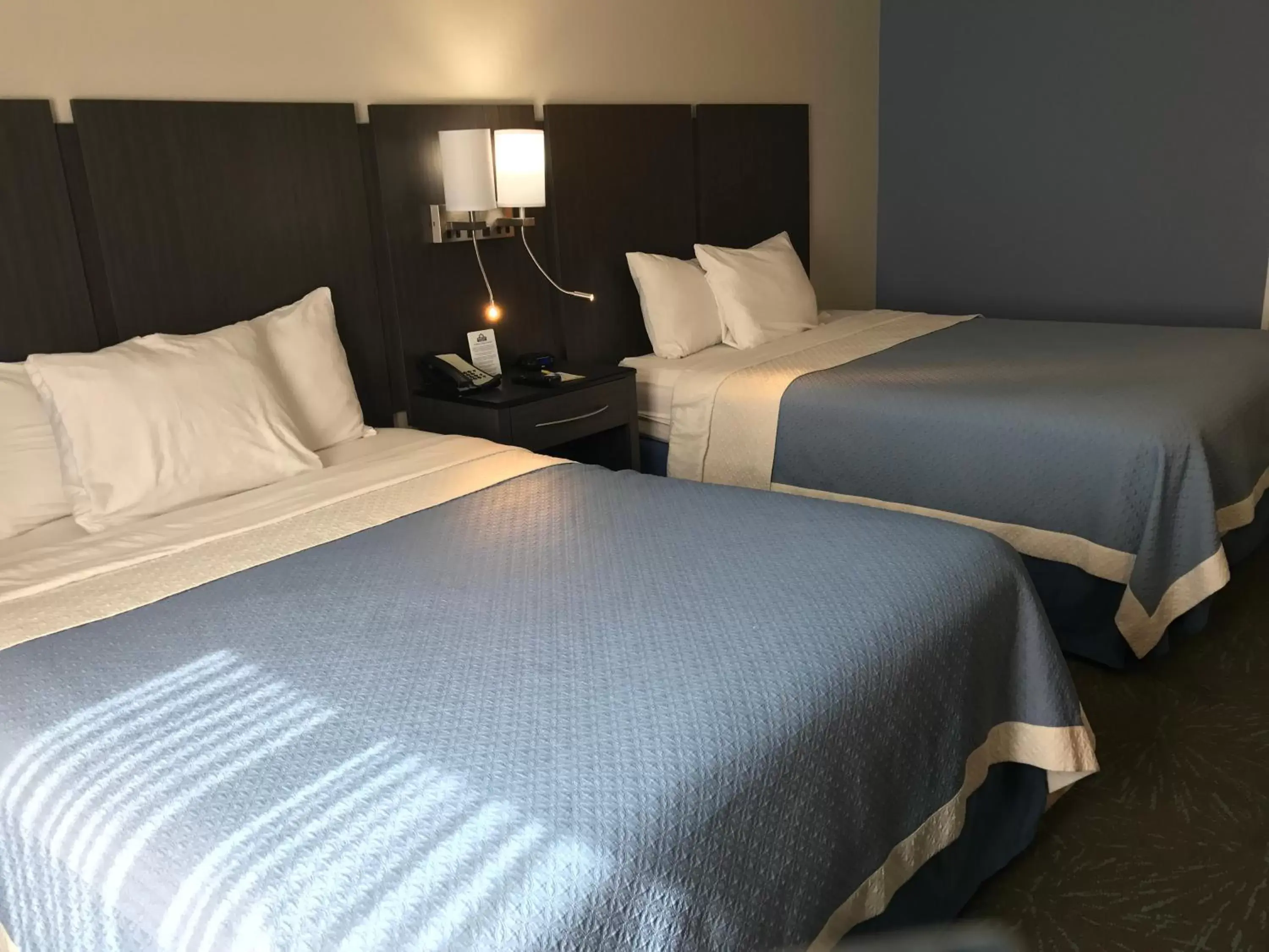 Bed in Days Inn & Suites by Wyndham East Flagstaff