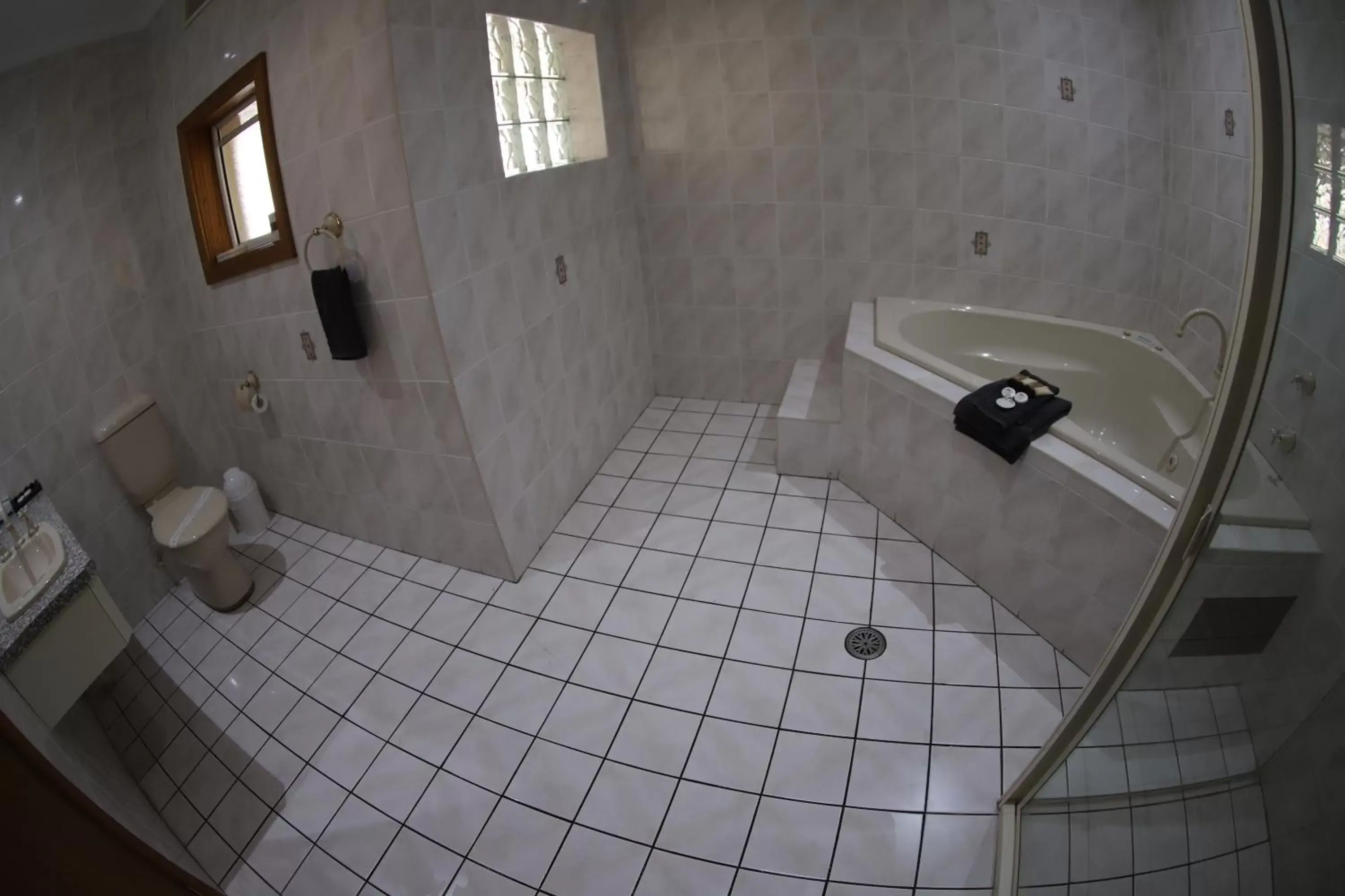 Shower, Bathroom in Sleepy Hill Motor Inn