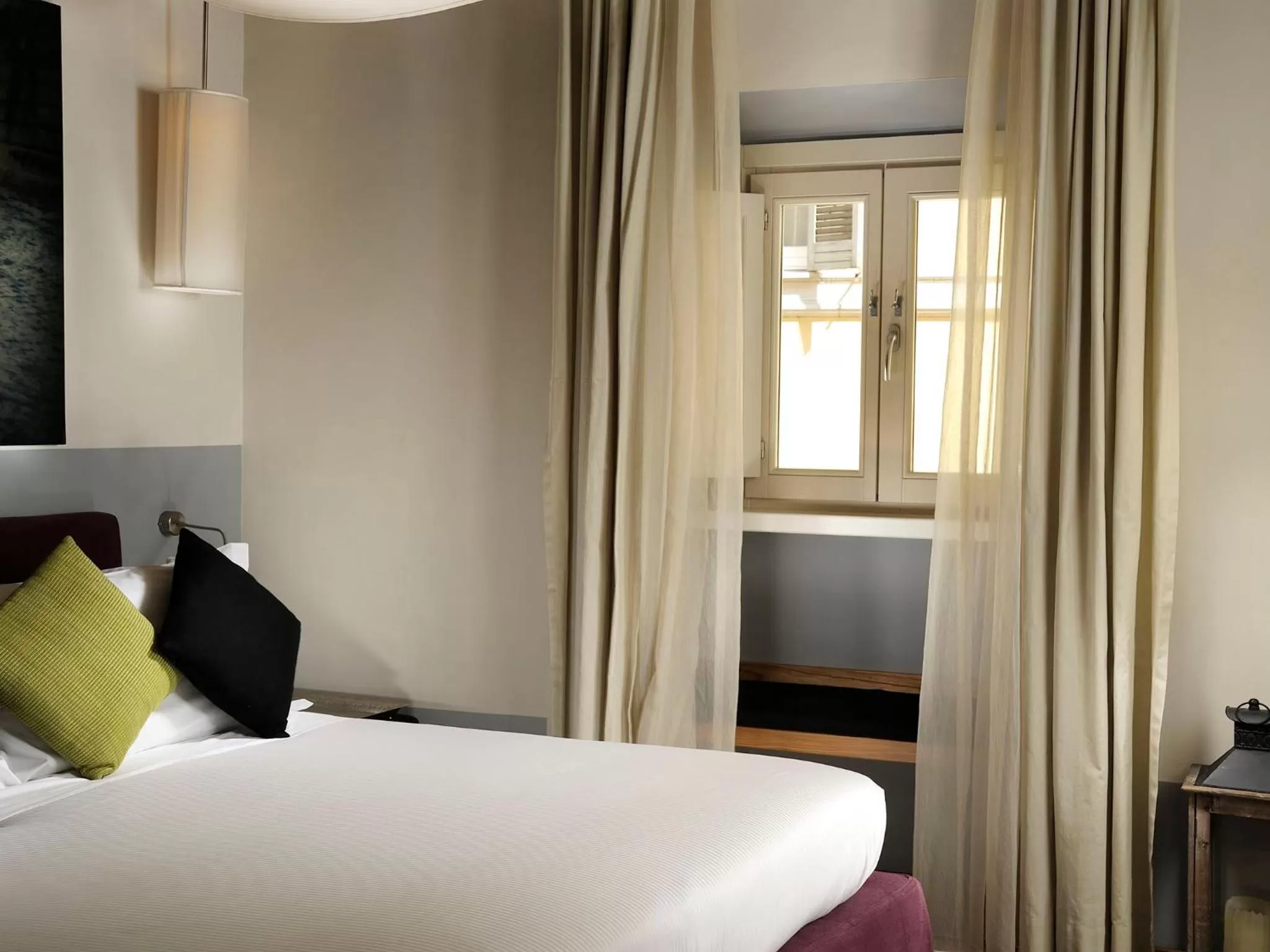 Bed in Mario De' Fiori 37