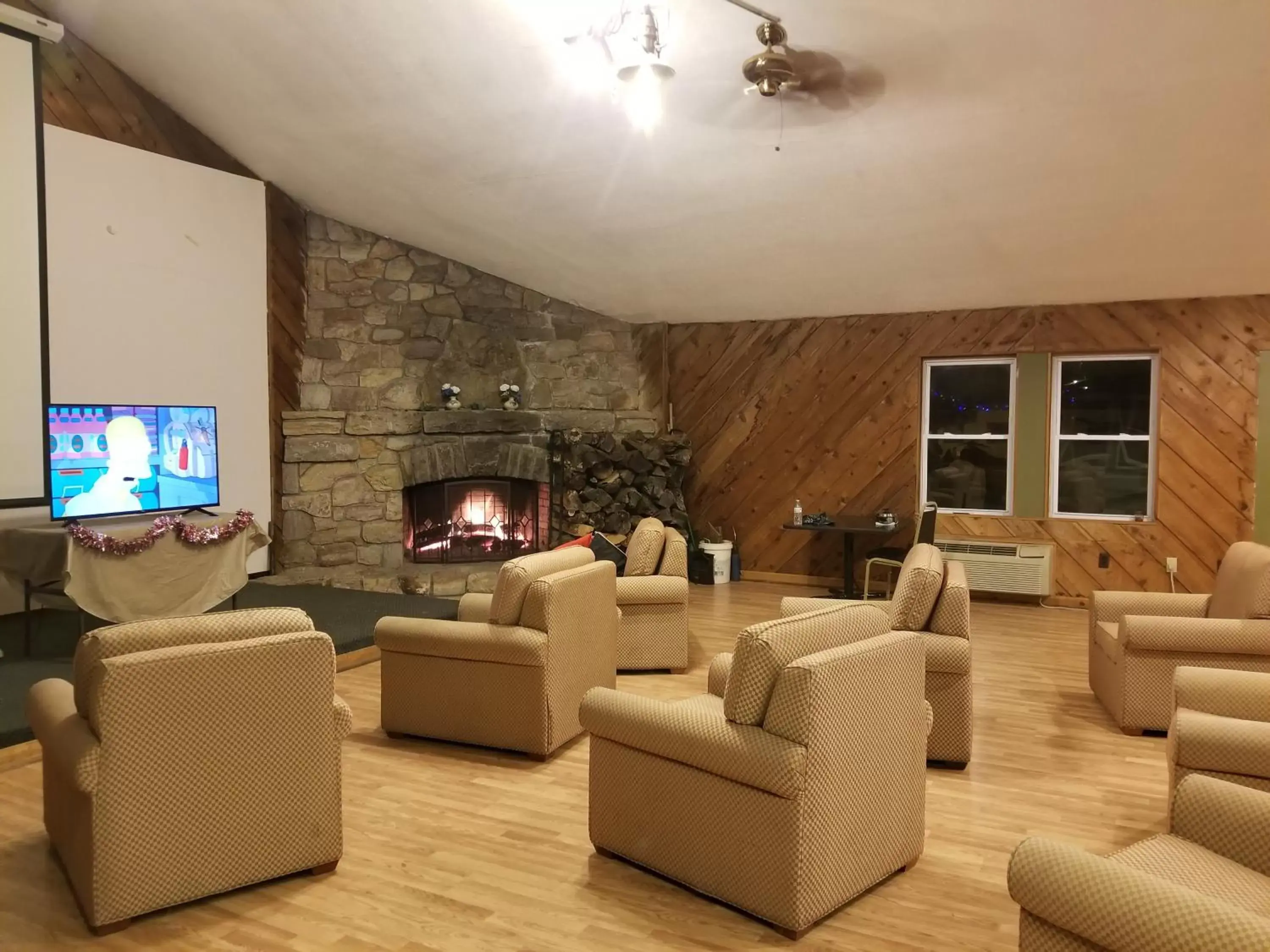 Communal lounge/ TV room, Seating Area in Glenwood Inn & Conference Center