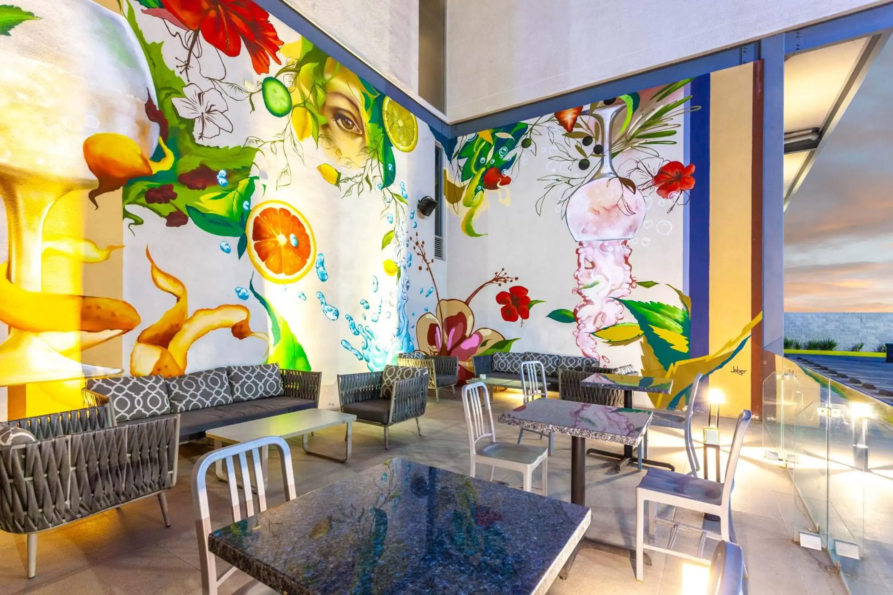 Lounge or bar, Restaurant/Places to Eat in TRYP by Wyndham San Luis Potosi Hotel & Suites
