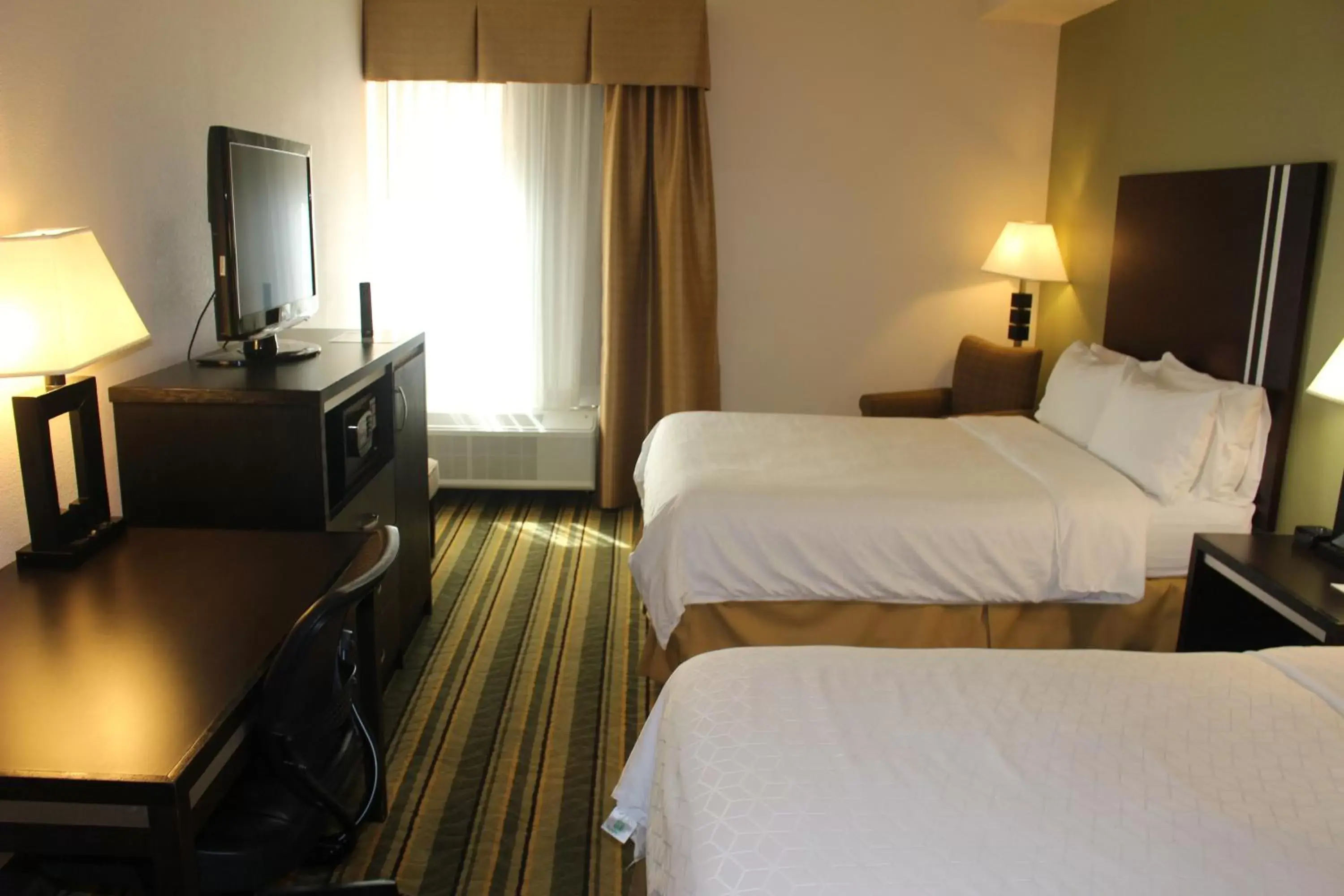 Seating area, Bed in Holiday Inn Express Berkeley, an IHG Hotel