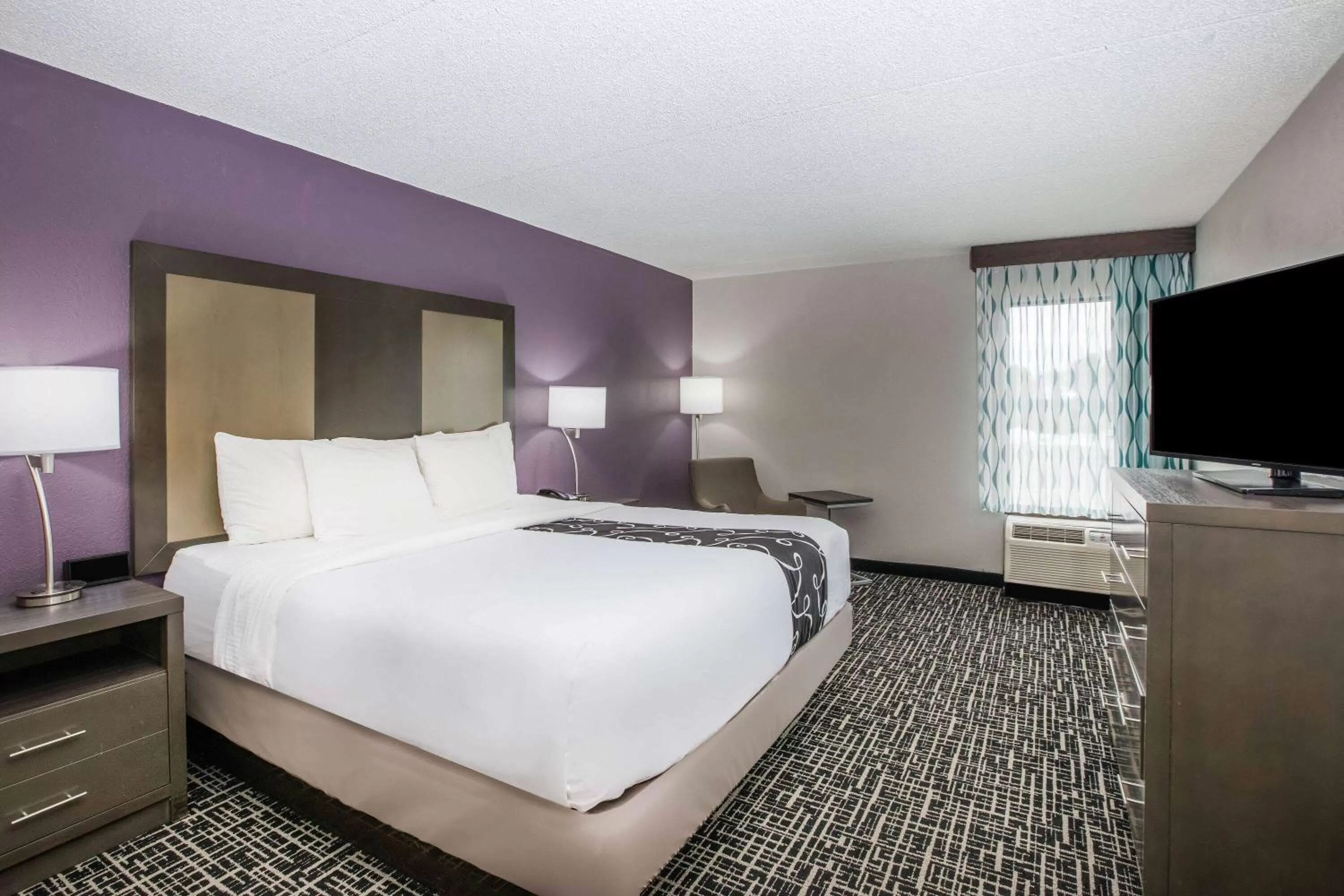 Photo of the whole room, Bed in La Quinta Inn by Wyndham Davenport & Conference Center