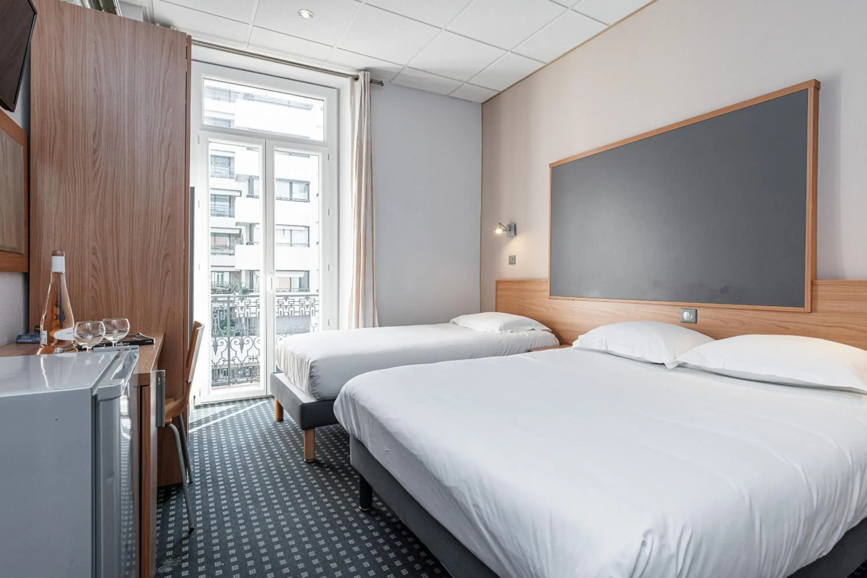 Photo of the whole room, Bed in Modern Waikiki Hotel