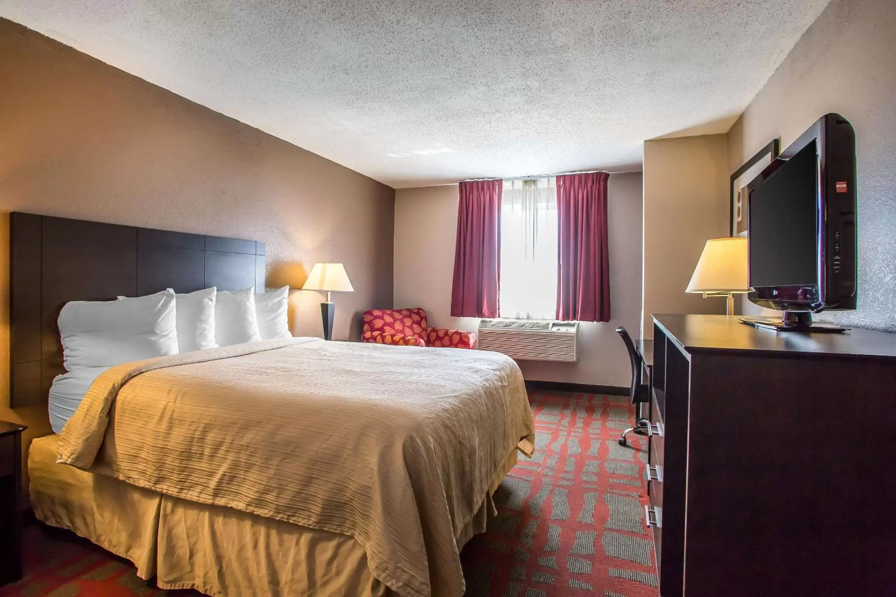 Photo of the whole room, Bed in Quality Inn & Suites West Bend Photo of the whole room, Bed in Quality Inn & Suites West Bend