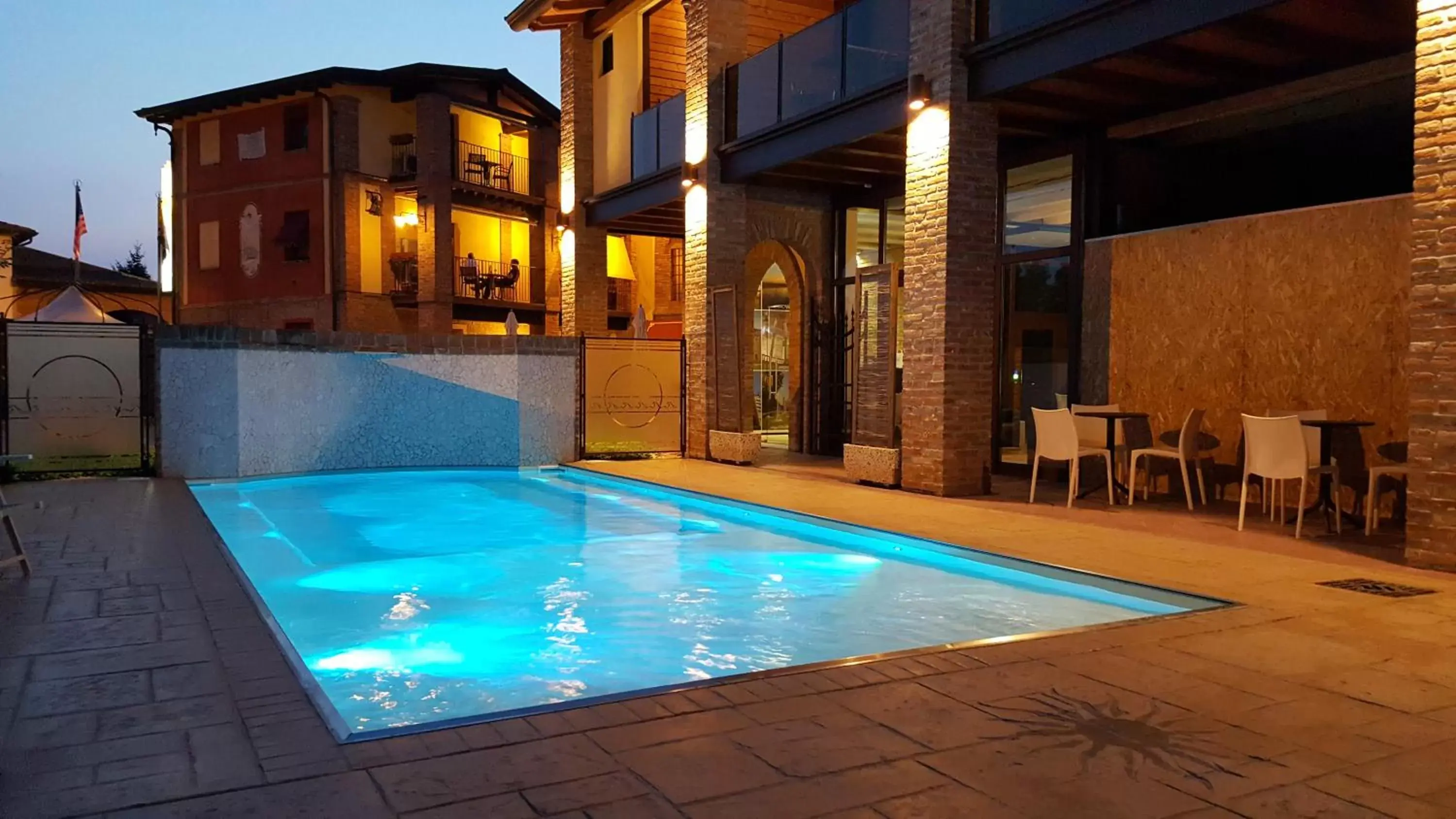 Hot Tub, Swimming Pool in Luna Residence Hotel