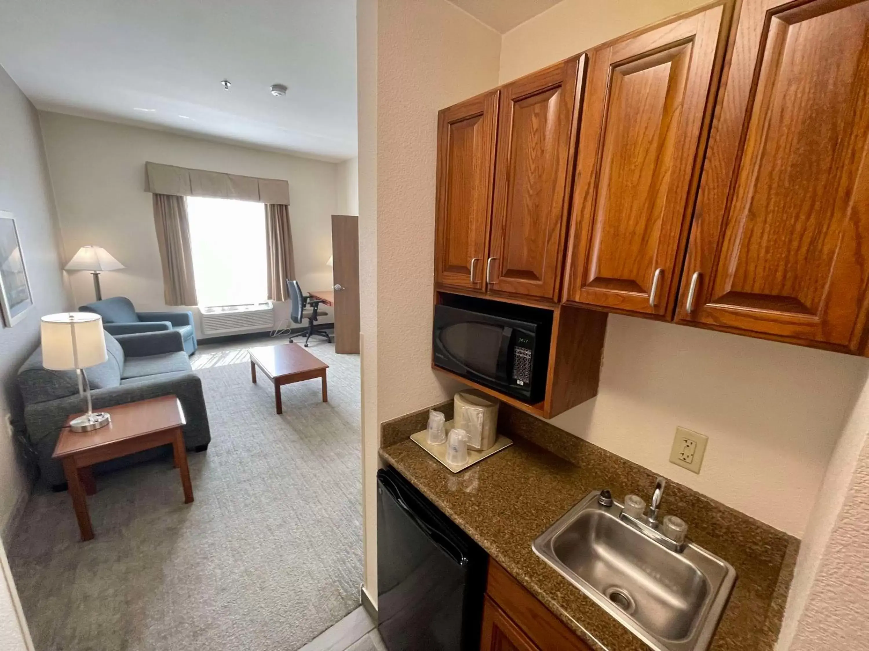 Photo of the whole room, Kitchen/Kitchenette in Best Western Plus Executive Hotel & Suites