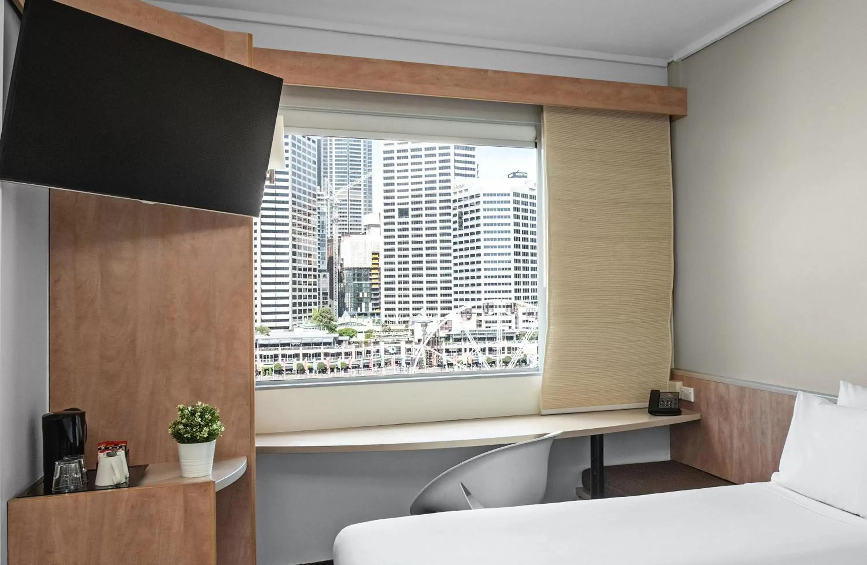 Bedroom in ibis Sydney Darling Harbour