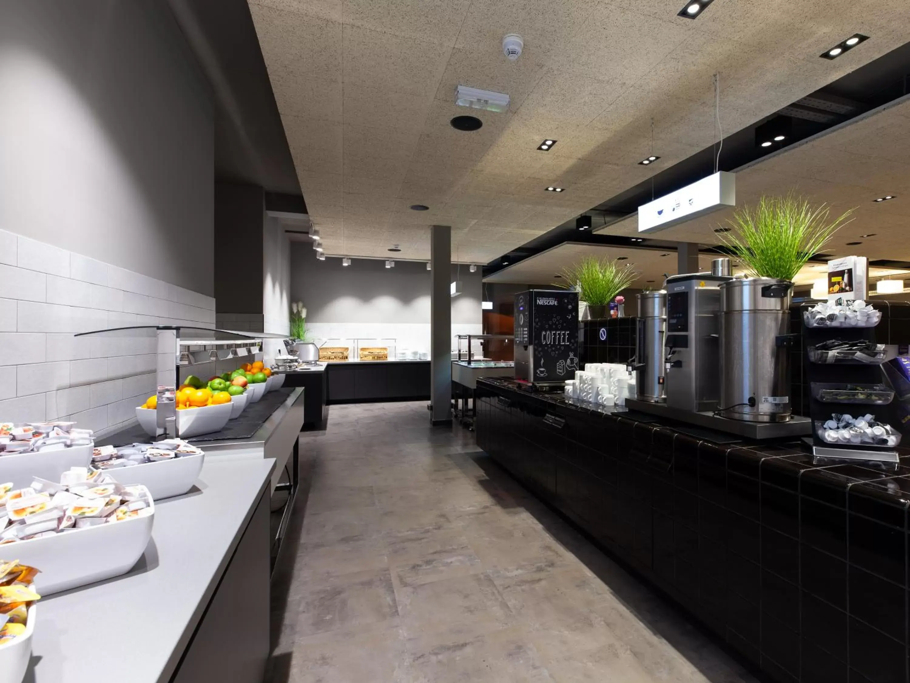 Buffet breakfast, Restaurant/Places to Eat in a&o Frankfurt Ostend