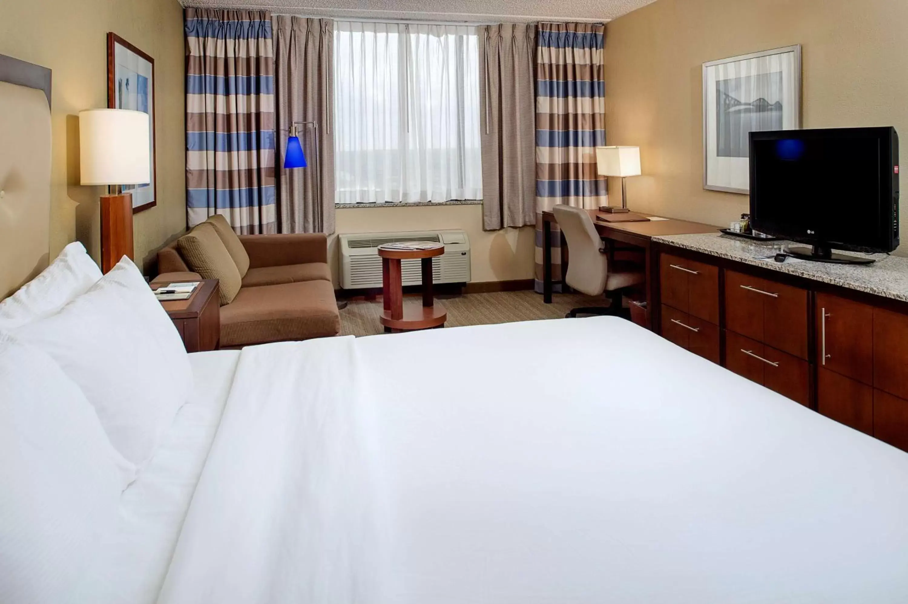 Bedroom, TV/Entertainment Center in DoubleTree by Hilton St. Louis at Westport