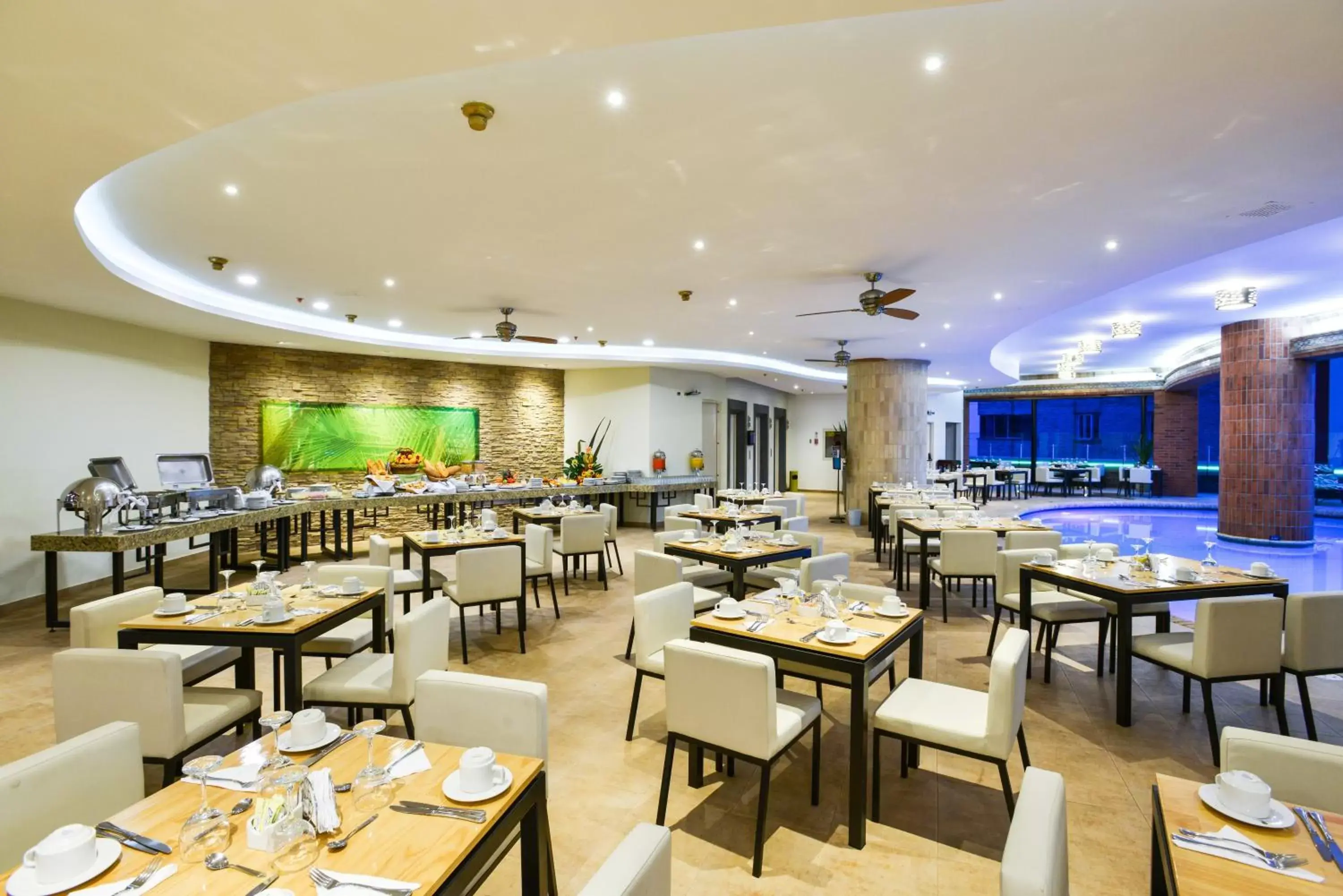 Restaurant/Places to Eat in Hotel Dann Cali