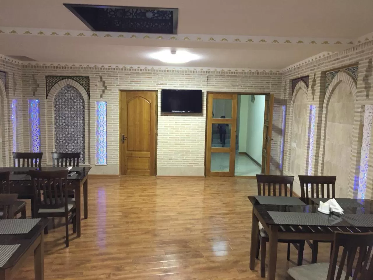 Restaurant/places to eat in Old House Hotel