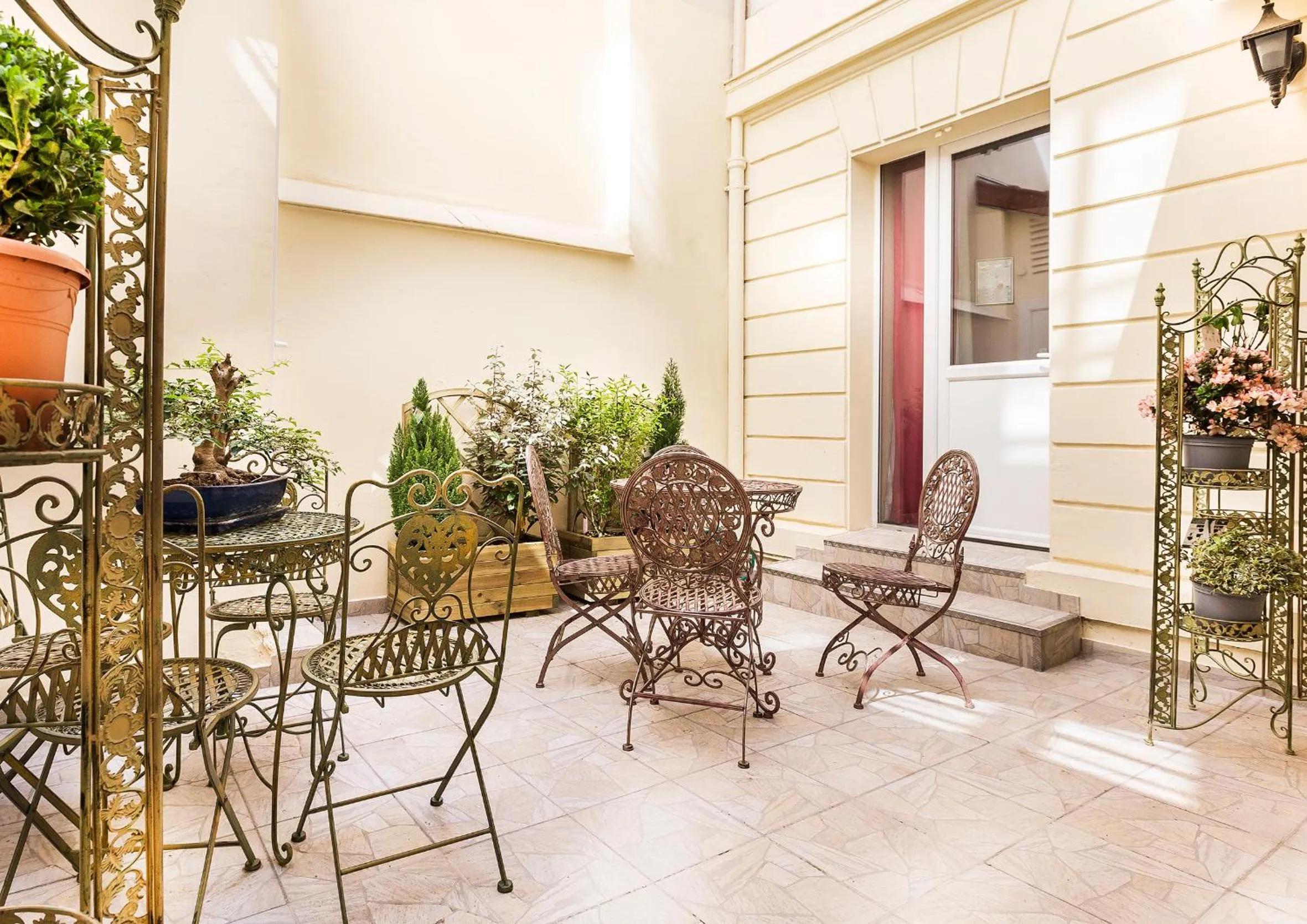 Patio in Hôtel Montsouris Orléans