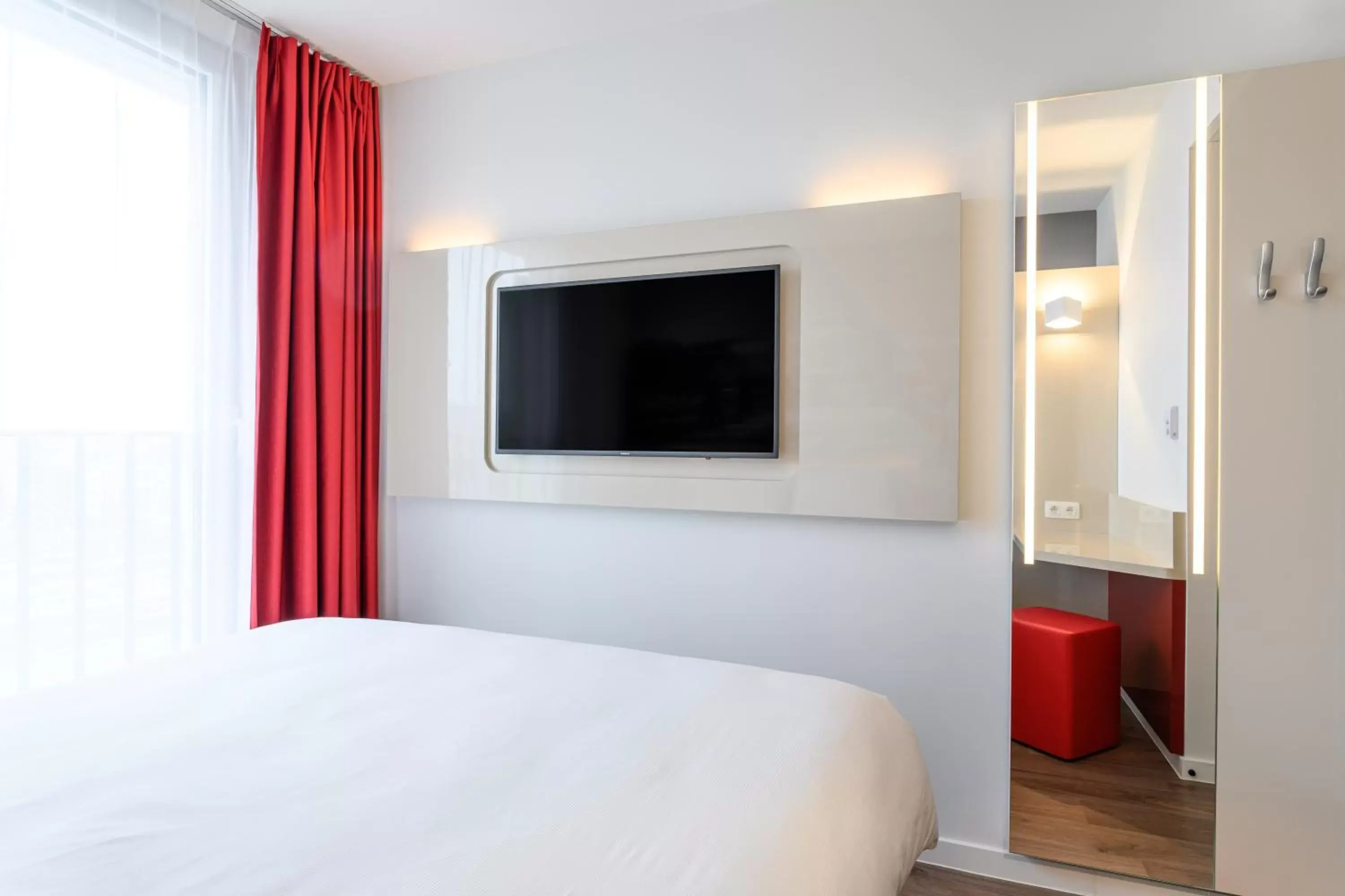 Photo of the whole room, TV/Entertainment Center in B&B Hotel Brussels Centre Gare du Midi