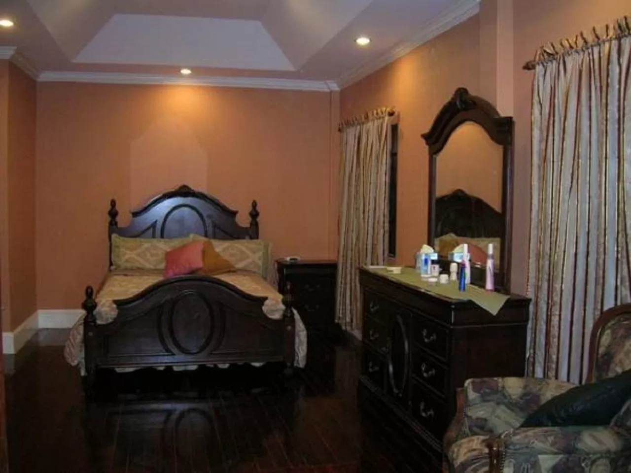 Bed in El Dorado Inn