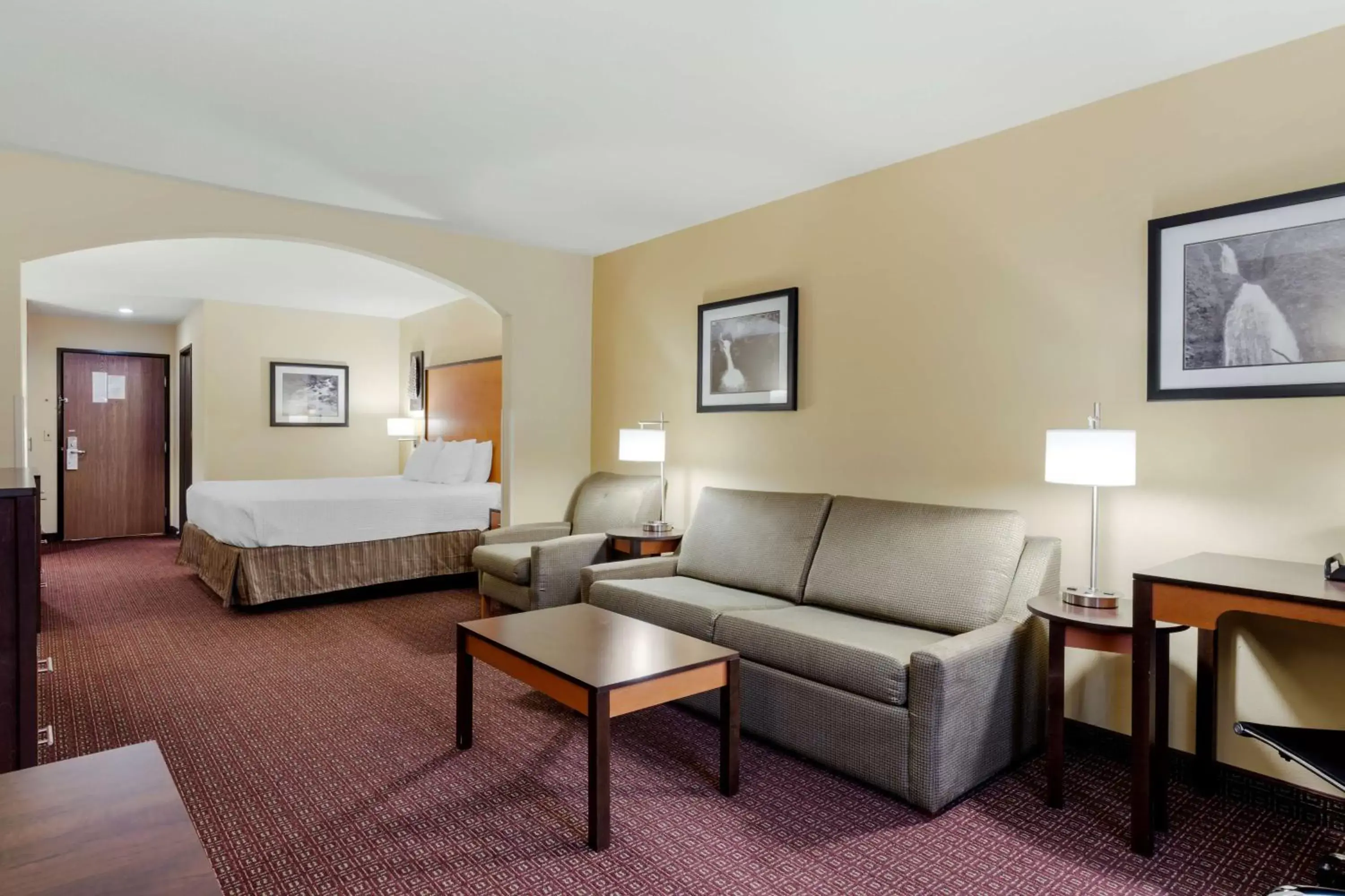 Bedroom, Seating Area in Best Western Cascade Inn & Suites