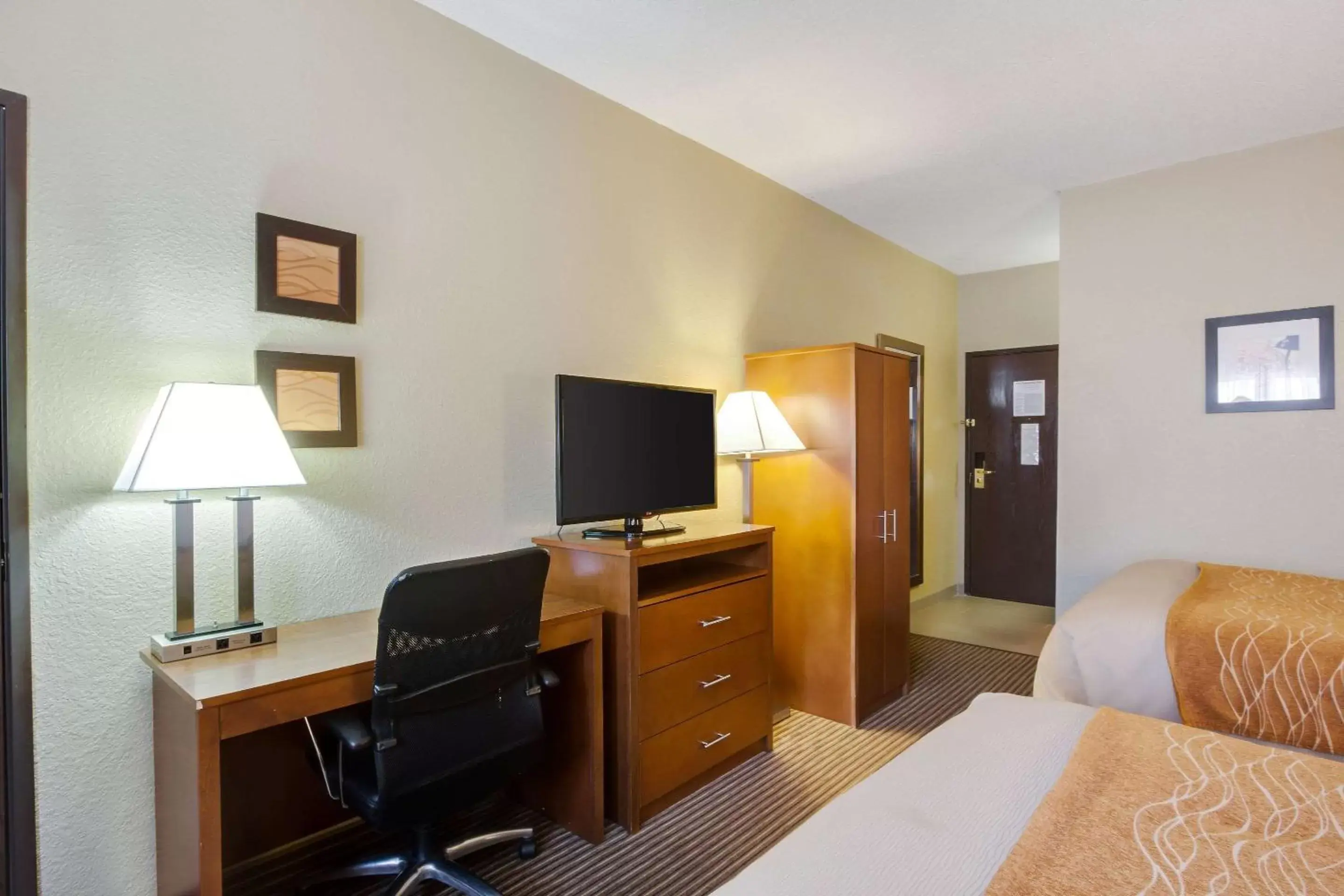 Photo of the whole room, TV/Entertainment Center in Comfort Inn & Suites Bellevue - Omaha Offutt AFB