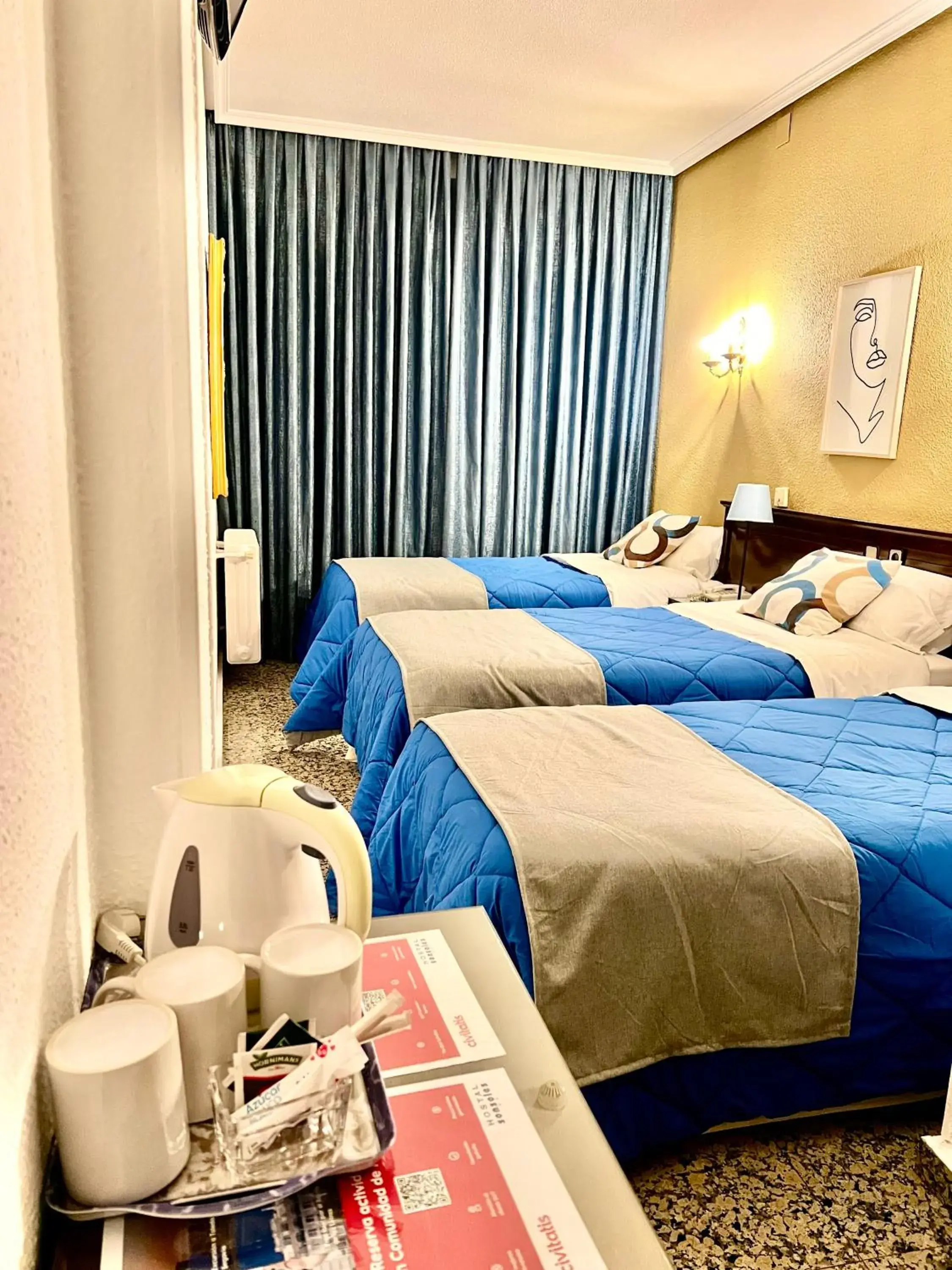 Twin Room with Extra Bed in Hostal Sonsoles Madrid-Centro Twin Room with Extra Bed in Hostal Sonsoles Madrid-Centro