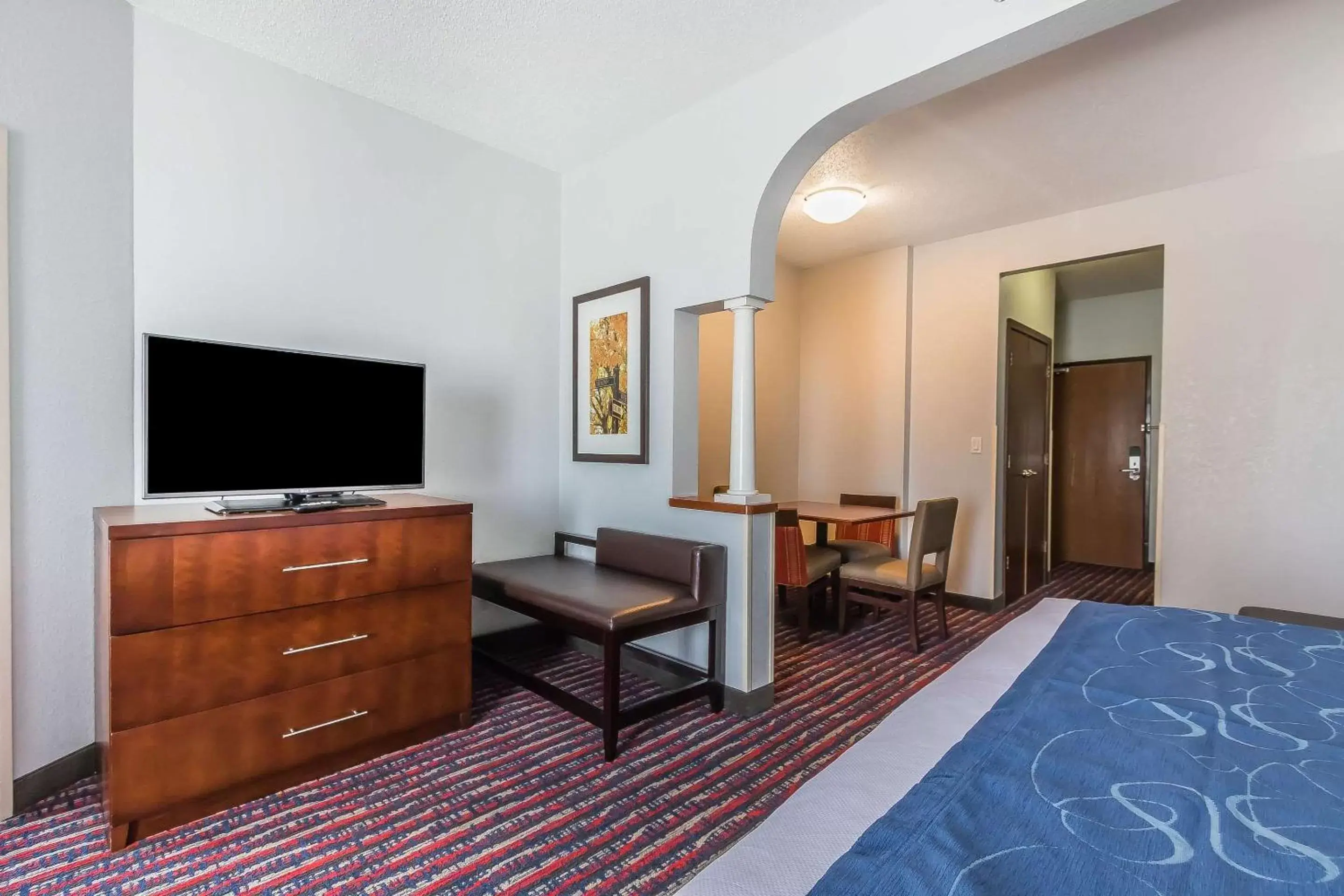 Photo of the whole room, TV/Entertainment Center in Comfort Suites St Charles-St Louis