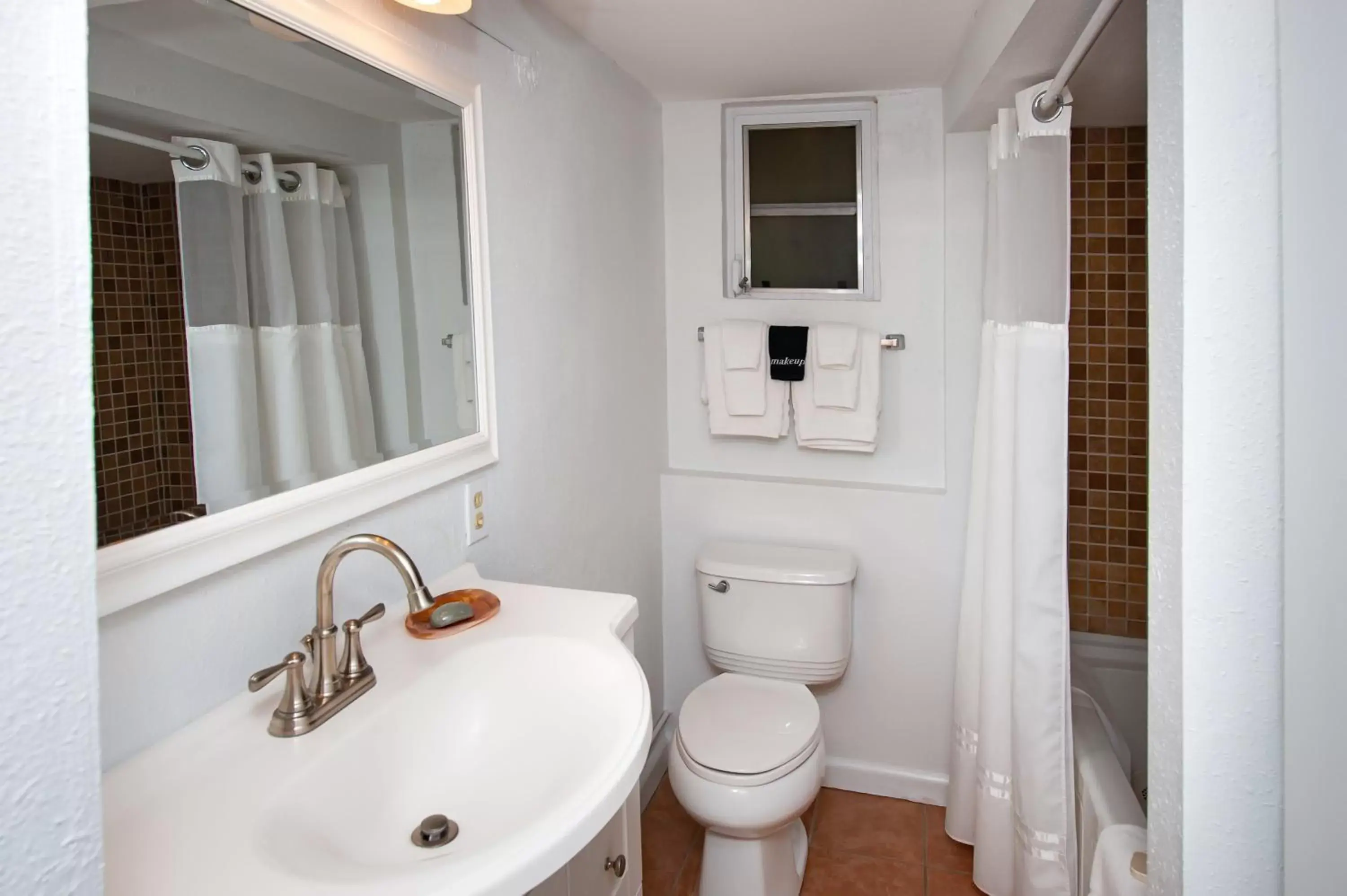 Toilet, Bathroom in Cedar Cove Resort & Cottages