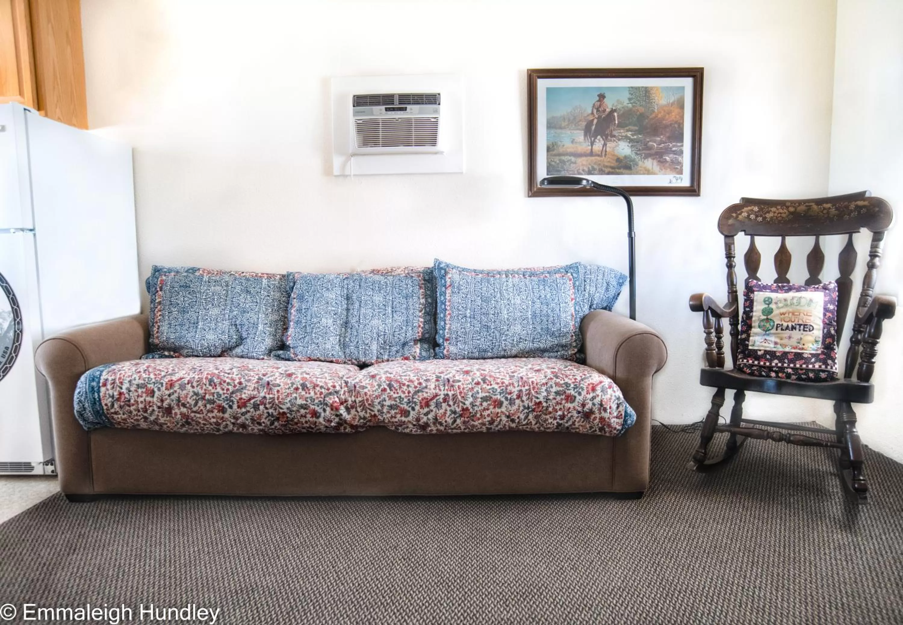 Living room in Mt Williamson Motel and Basecamp