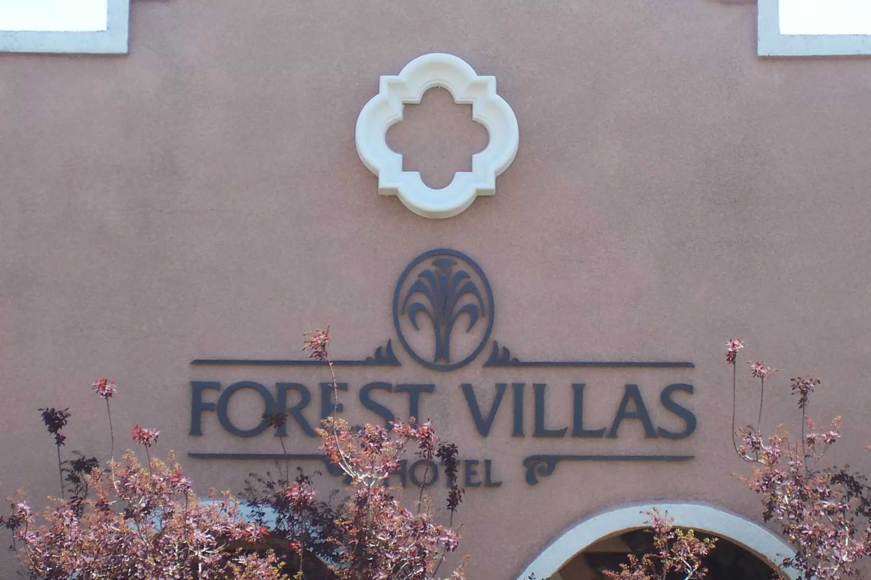 Facade/entrance, Property Logo/Sign in Forest Villas Hotel