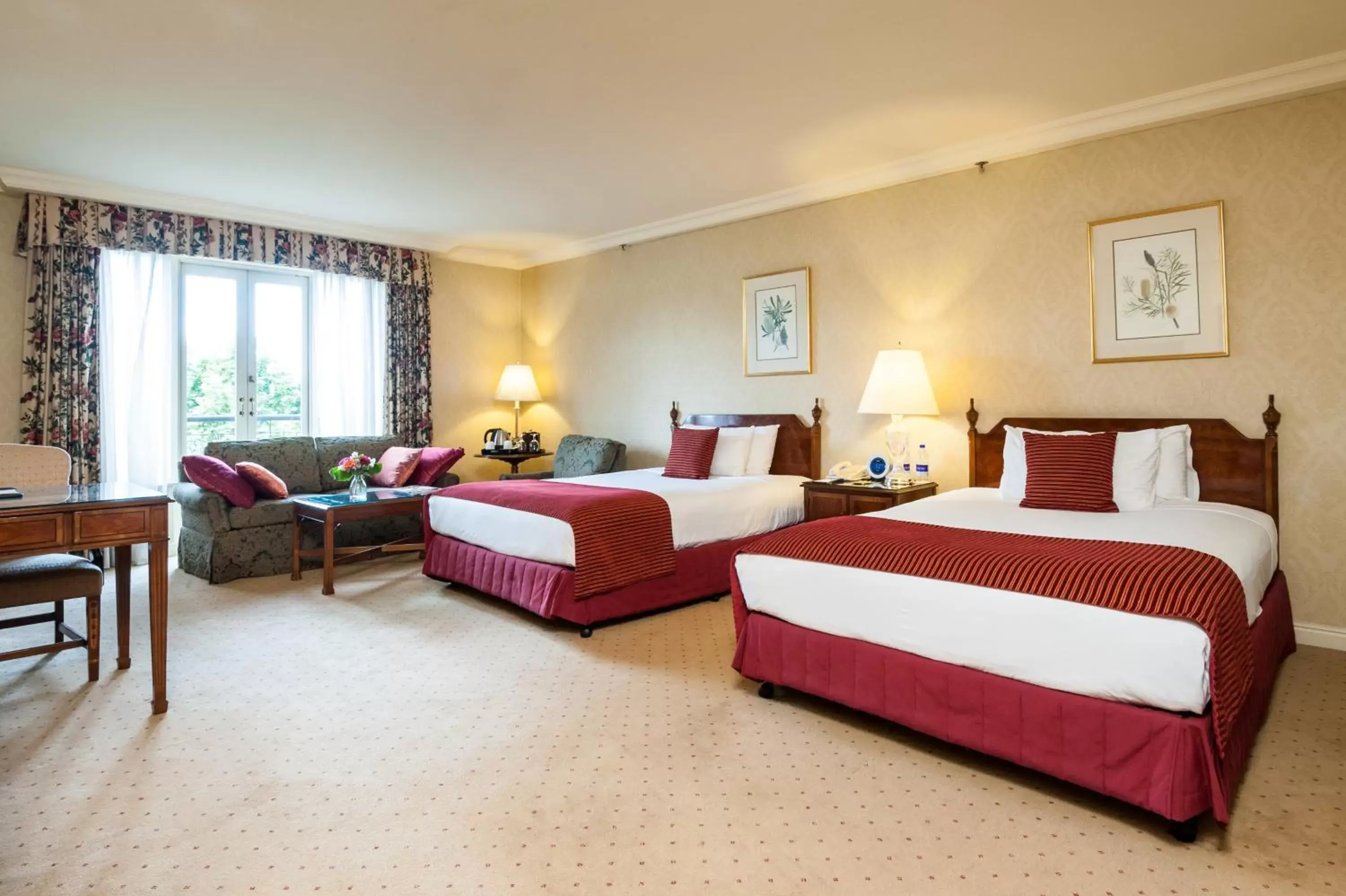 Photo of the whole room, Bed in Sir Stamford Circular Quay