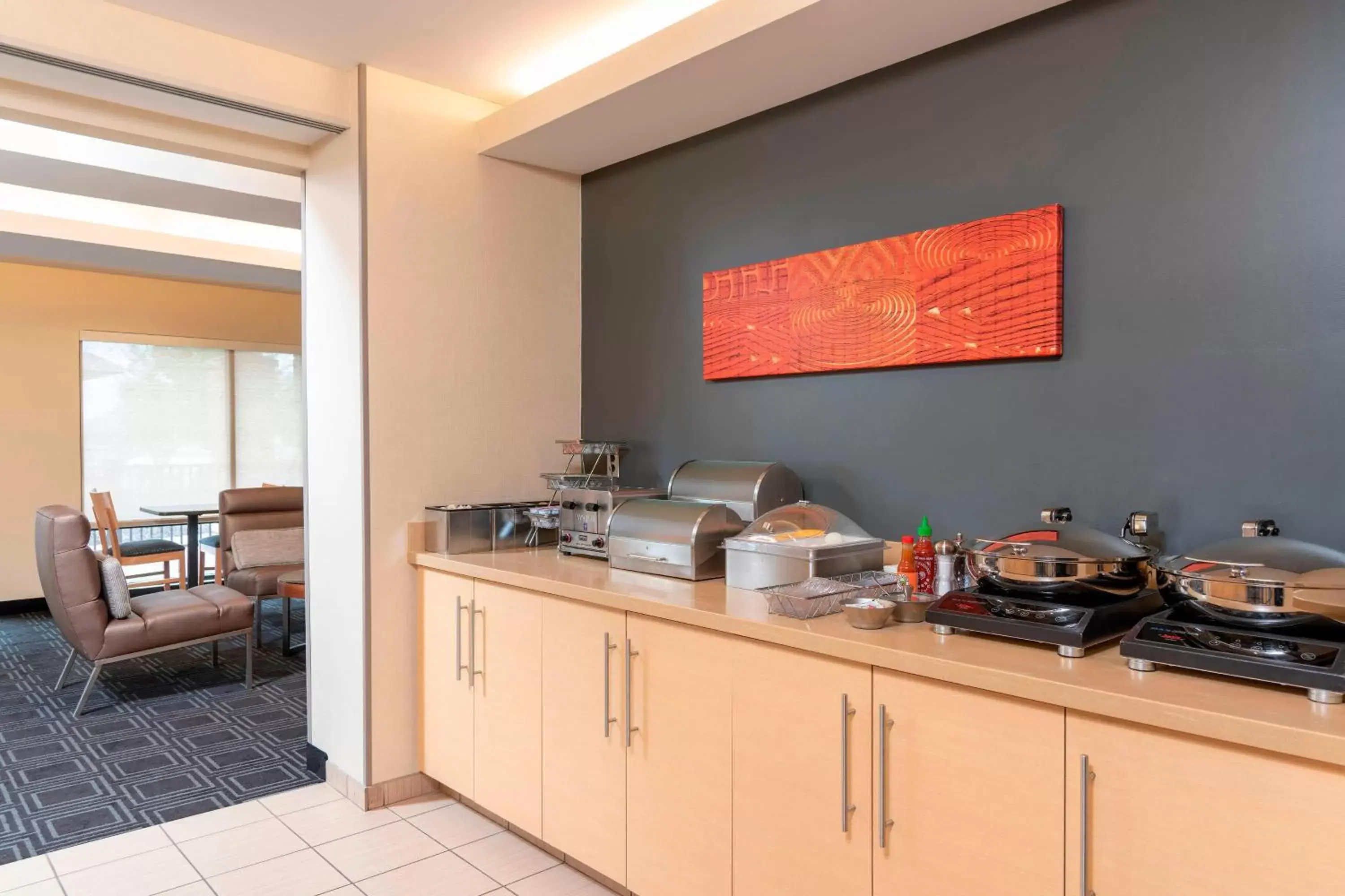 Breakfast, Kitchen/Kitchenette in TownePlace Suites Fort Wayne North
