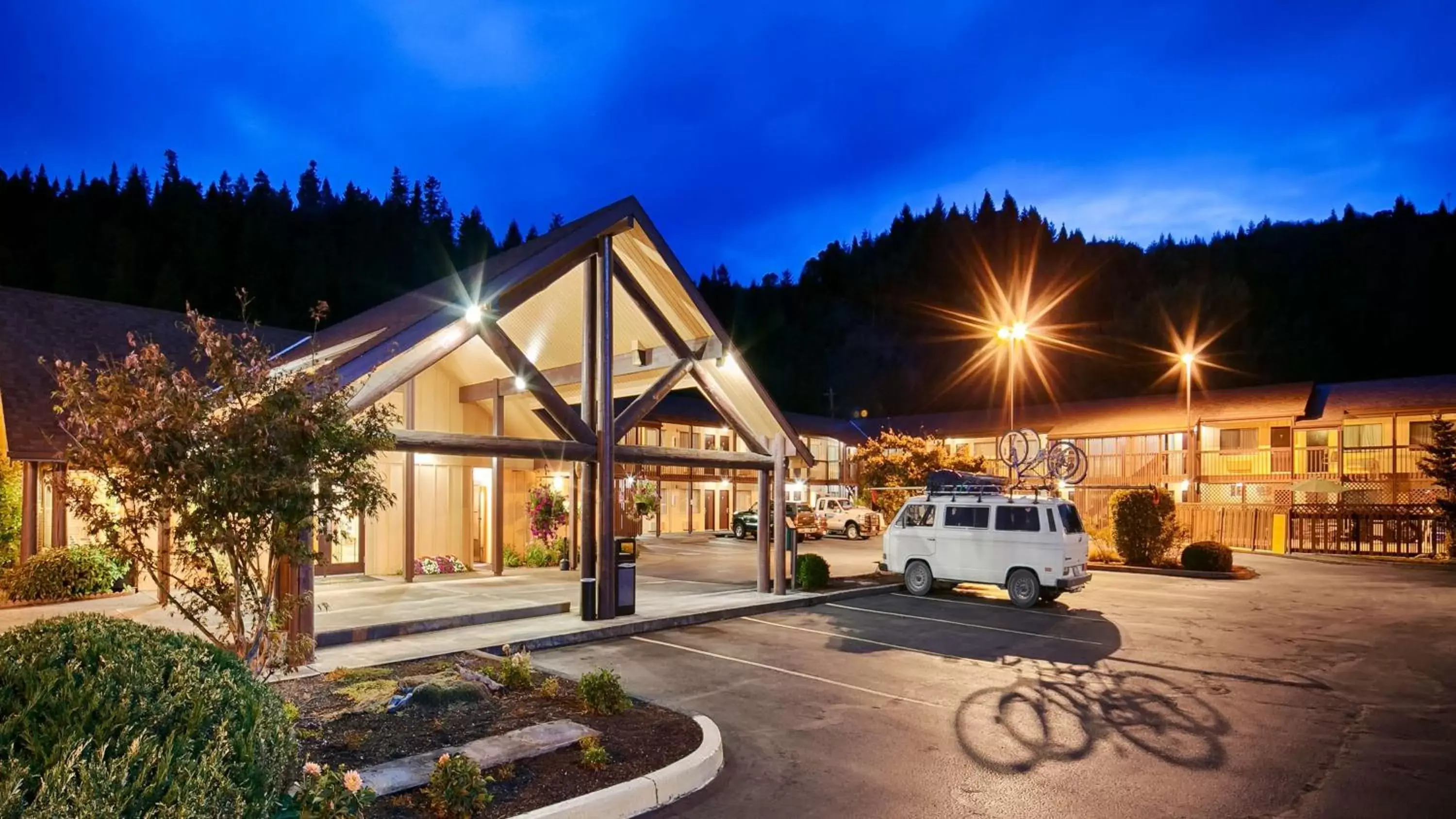 Property building in Oakridge Inn & Suites Property building in Oakridge Inn & Suites