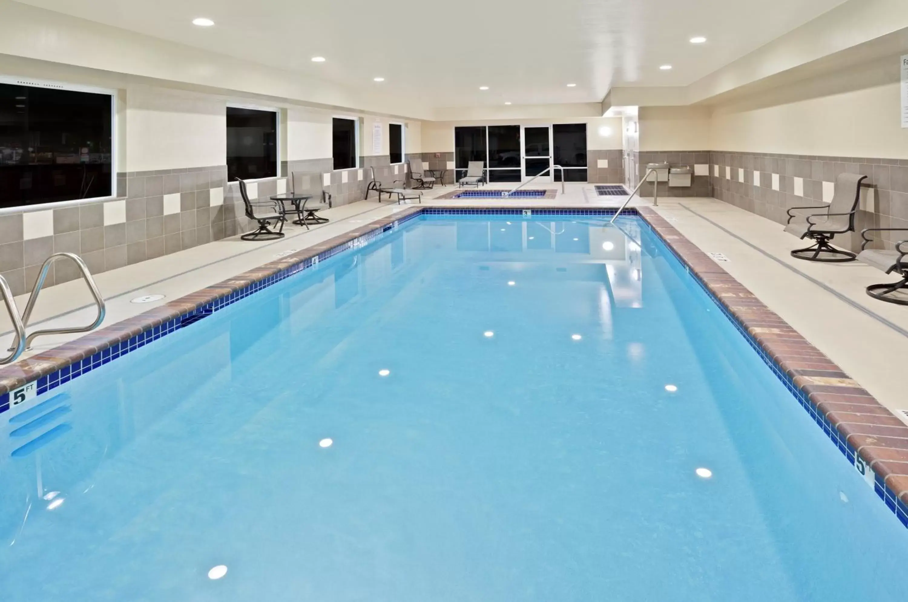 Swimming pool in Holiday Inn Express Hotel & Suites Chehalis - Centralia by IHG Swimming pool in Holiday Inn Express Hotel & Suites Chehalis - Centralia by IHG