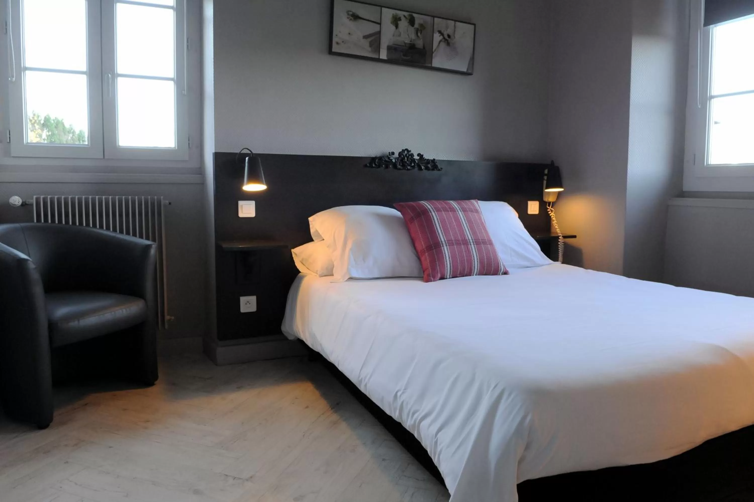 Photo of the whole room, Bed in Logis Hôtel du Chêne