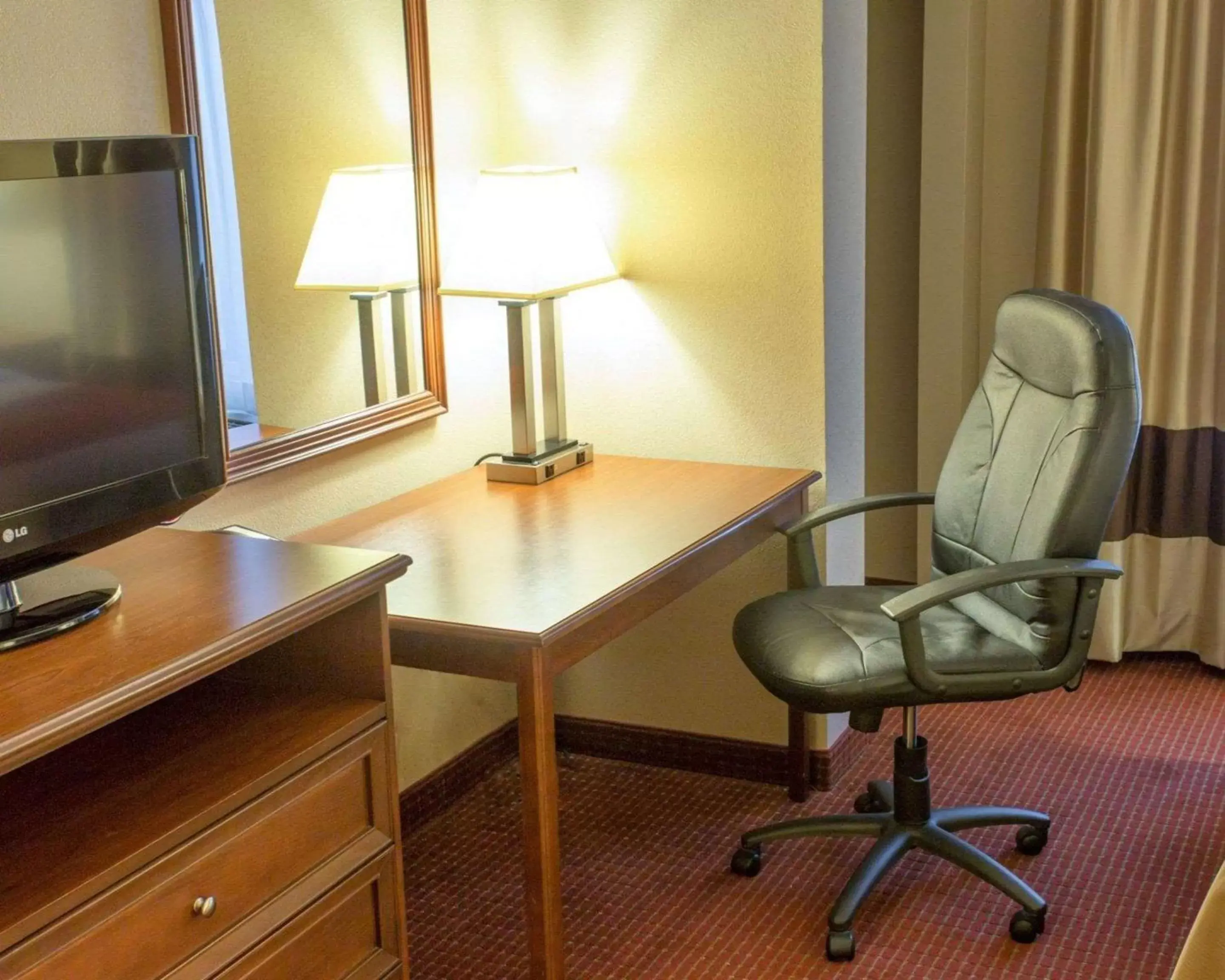 Photo of the whole room, TV/Entertainment Center in Comfort Inn New Orleans Airport South