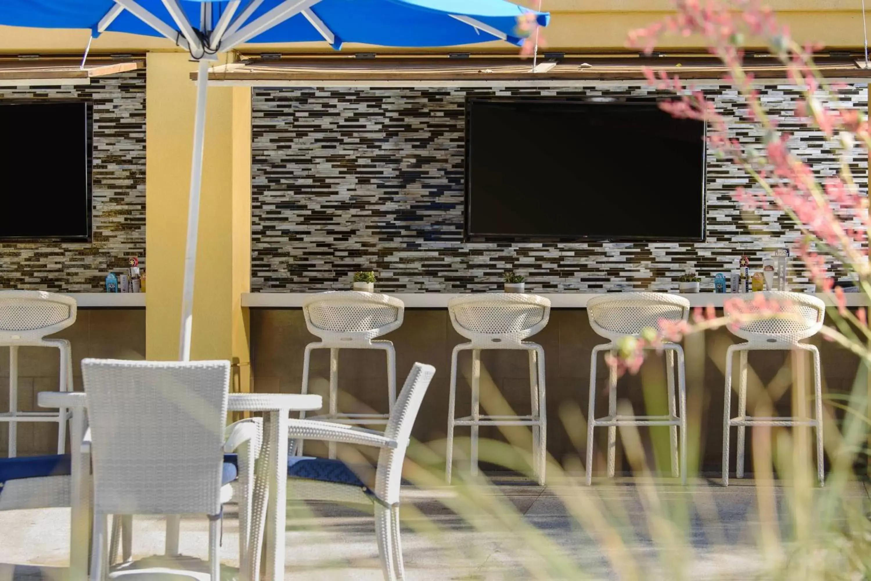 Swimming pool in Renaissance Palm Springs Hotel