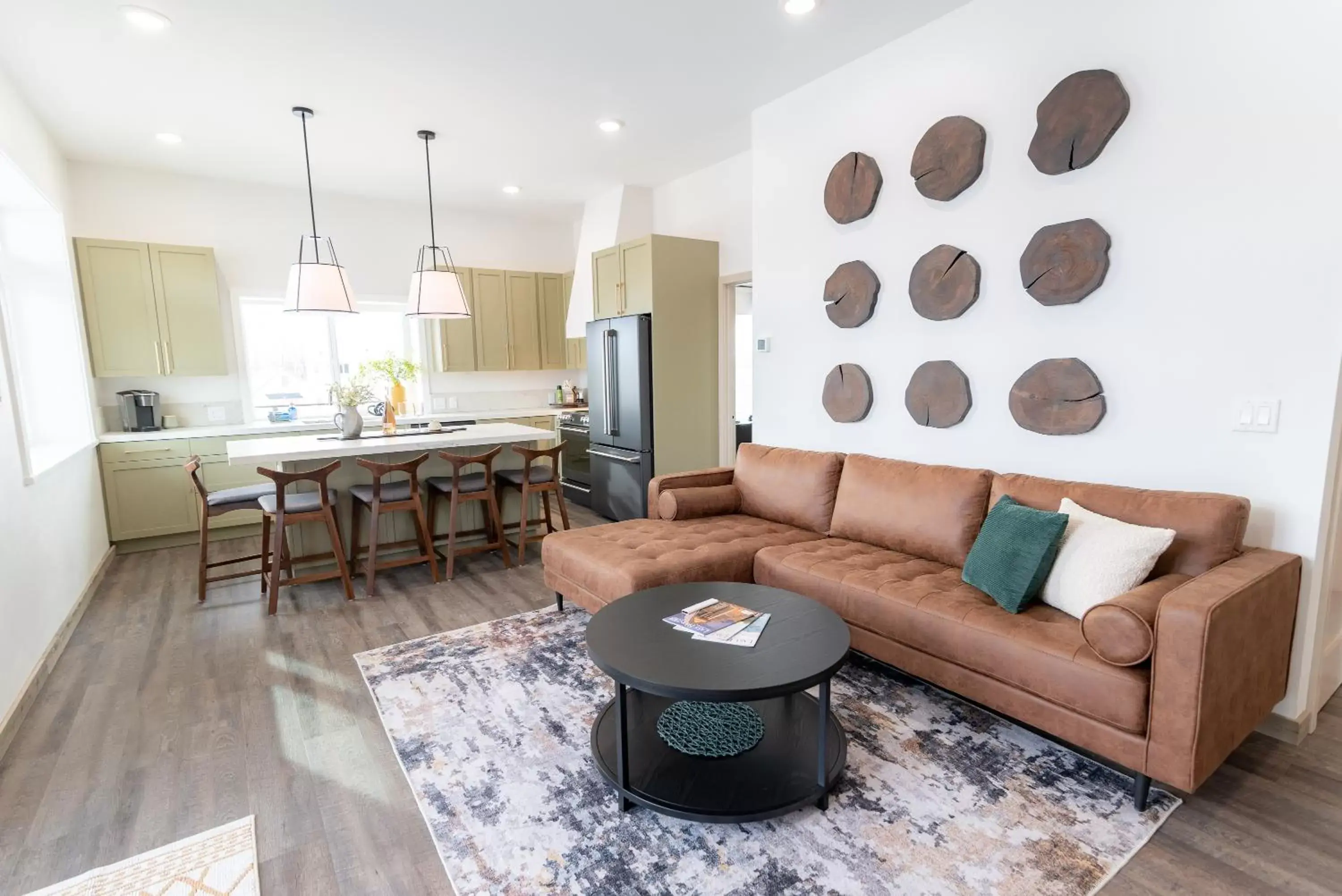 Kitchen or kitchenette, Seating Area in Colony Suites