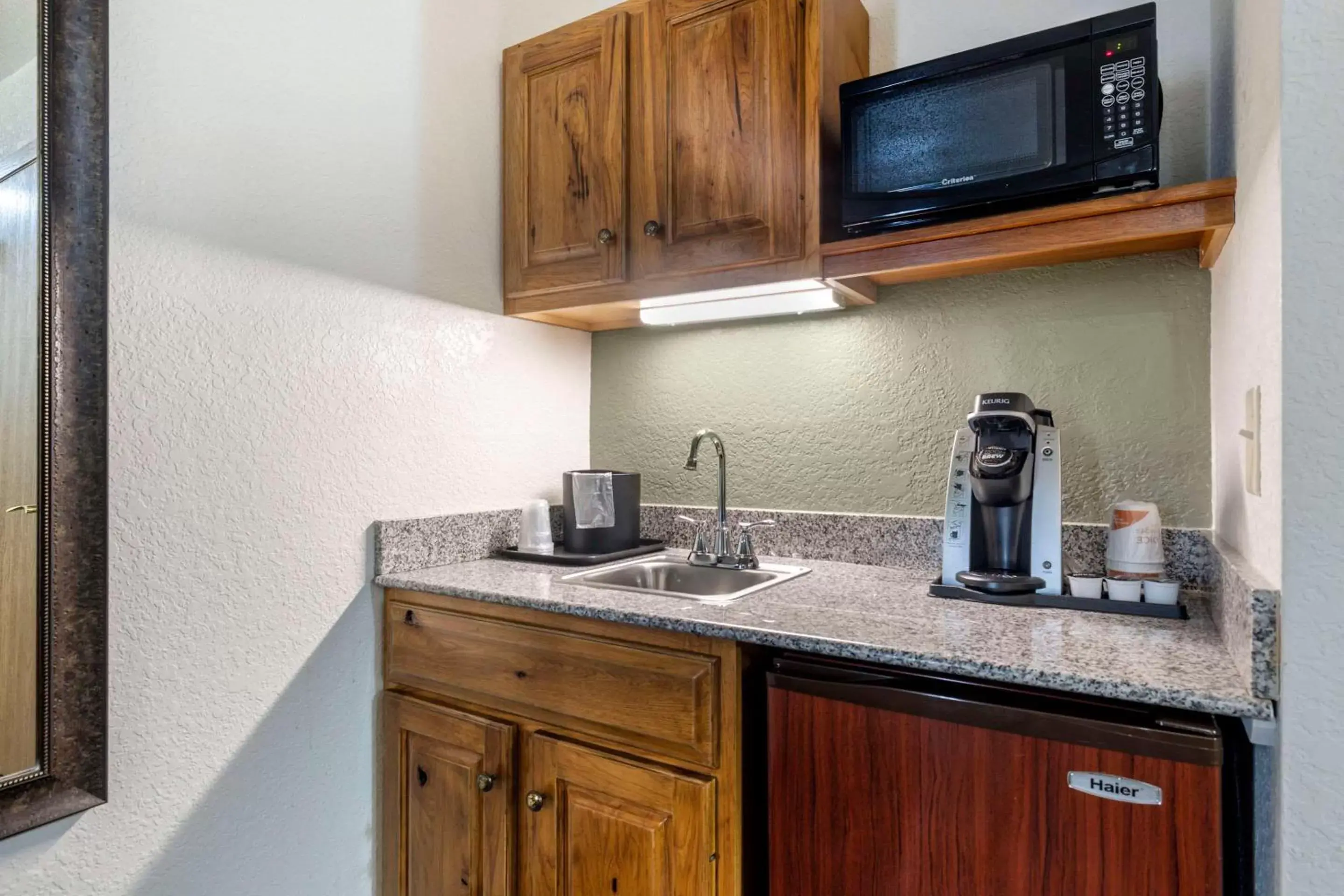 Bedroom, Kitchen/Kitchenette in Comfort Inn & Suites Mt Rushmore